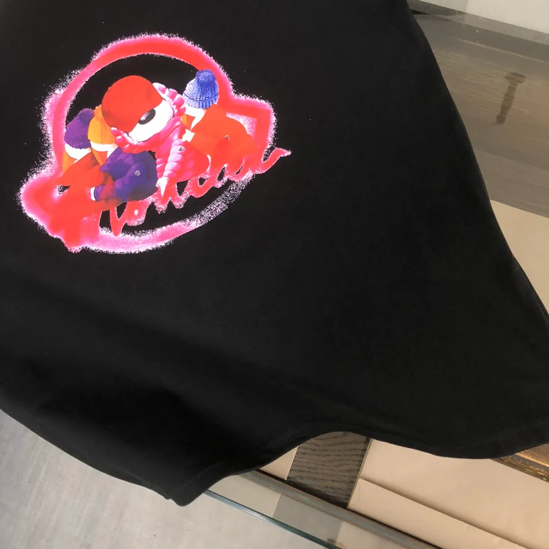 P160 🔥MONCLER The latest short-sleeved T-shirt for couples ~ brand new element pattern printing design ~ the fabric upper body is comfortable and breathable, not stiff, slim cut, made of high-end custom-made pure cotton fabric! The upper body is comfortable and stylish, and it can be worn alone as an inner layer. It is a must-have for fashionistas! ! ! Color: black white Size: S～XL (loose version, please state your height and weight when placing an order)