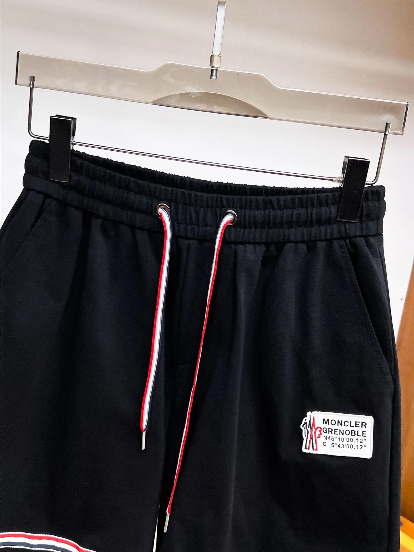 P560 Brand [MONCLER Mouth Covered] 2025 round neck short-sleeved shorts suit. The pure cotton fabric upper body will not be stuffy, the smooth and comfortable skin-friendly effect is more breathable, the fabric has its own texture, classic logo technology, a new interpretation from a unique angle, the first choice for fashion and versatility! Size: M-3XL (maximum wear: 190 pounds)