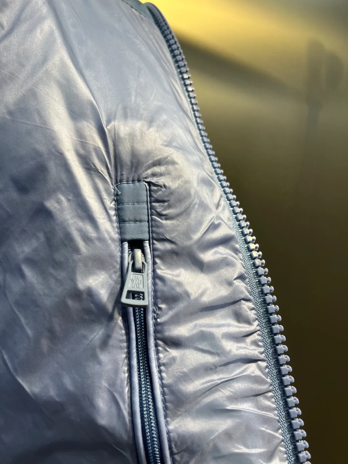 P840 Moncler Citala🌟 Short men's down jacket. Looking at it, there is no other version on the market that can beat it. 130w + one ton of premium European gooseneck velvet filling. 850+ fill power, which is twice as thick as the market version and twice as light. Citala men's short down jacket is made of pop-colored light fabric, highlighting the vitality of the series. Made from lightweight nylon with a longue saison lining, the Citala down jacket is comfortable and warm without being bulky. This cropped down jacket has a comfortable fit, a signature turtleneck and a quilted, checkered silhouette. Details size: 12345