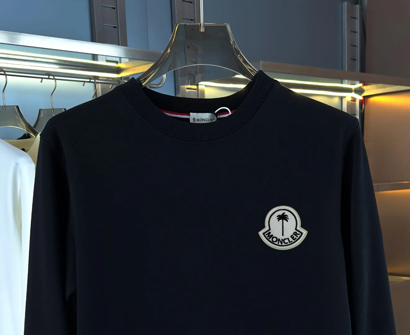 P210 high version sweatshirt) 📦With exclusive picture packaging📦 [Long-term ready stock] Upgraded version "Mobile phone smart sensor ~ NFC chip armband ~ Direct access to the official website anti-counterfeiting" 〖 𝐌𝐎𝐍𝐂𝐋𝐄𝐑 ~ Mouth covering〗 2025 new high quality, using 450g heavyweight fabric Different from the market currency, you can mix and match everything at will and you will be handsome😎The whole clothes is made of double waistcoats. The double waistcoats make the whole dress more three-dimensional. It is not an ordinary factory that can do such fine work. 2025 autumn and winter new style, on sale at the counter, exquisite printed round neck terry sweatshirt. High-end double-ply cotton. Customized stretch ribs are dyed in the same vat. Three standards are complete. It is matched with digital printing patterns and is very breathable. Same style for men and women. Color: black, white, apricot. Size: S M L XL 2XL