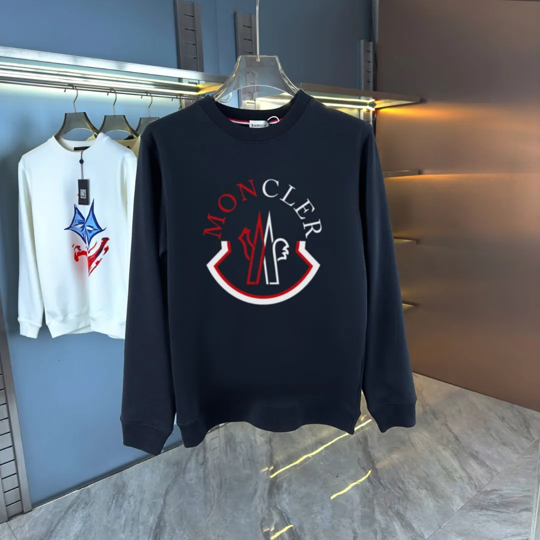 P210 high version sweatshirt) 📦With exclusive packaging📦 [Long-term ready stock] Upgraded version "Mobile phone smart sensor ~ NFC chip armband ~ Directly to the official website for anti-counterfeiting" 〖 𝐌𝐎𝐍𝐂𝐋𝐄𝐑 ~ Mouth covering〗 2025 new high quality, using 450 grams of heavyweight fabric Different from the market currency, you can mix and match everything at will and you will be handsome😎The whole clothes is made of double waistcoats. The double waistcoats make the whole dress more three-dimensional. It is not an ordinary factory that can do such fine work. 2025 autumn and winter new style, on sale at the counter, exquisite printed round neck terry sweatshirt. High-end double-ply cotton. Customized stretch ribs are dyed in the same vat. Three standards are complete. It is matched with digital printing patterns and is very breathable. Same style for men and women. Color: black, white, apricot. Size: S M L XL 2XL