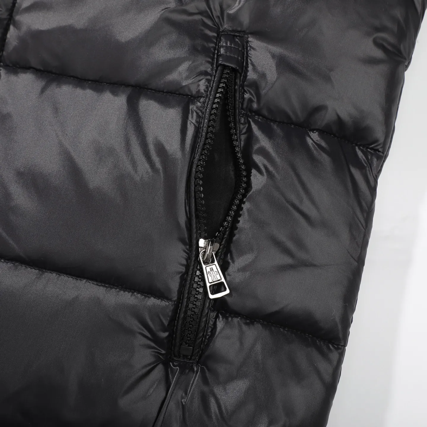 P390 [MONCLER Mouth Covered Couple’s High Version Classic Hooded Down Vest] A super popular item, made in a unique street punk style, a high-profile down vest for couples🔥 The hottest style at the moment🔥 Made of M's signature matte technical waterproof fabric, the fabric feels smooth and very textured, and is equipped with classic rectangular quilting to ensure the even distribution of down inside, bringing the ultimate warm and comfortable wearing experience, and it is also very fashionable and stylish! It is filled with imported European standard 90% velvet, which can effectively lock in and collect heat. You can feel its plump state by looking at the actual pictures. It is quite light on the upper body and does not feel bloated at all! The quality is definitely at the same level as the same counter. Friends who have ultra-high standards and pursuit of quality are recommended to buy it now👇 Color: Black Size: 1 2 3 4
