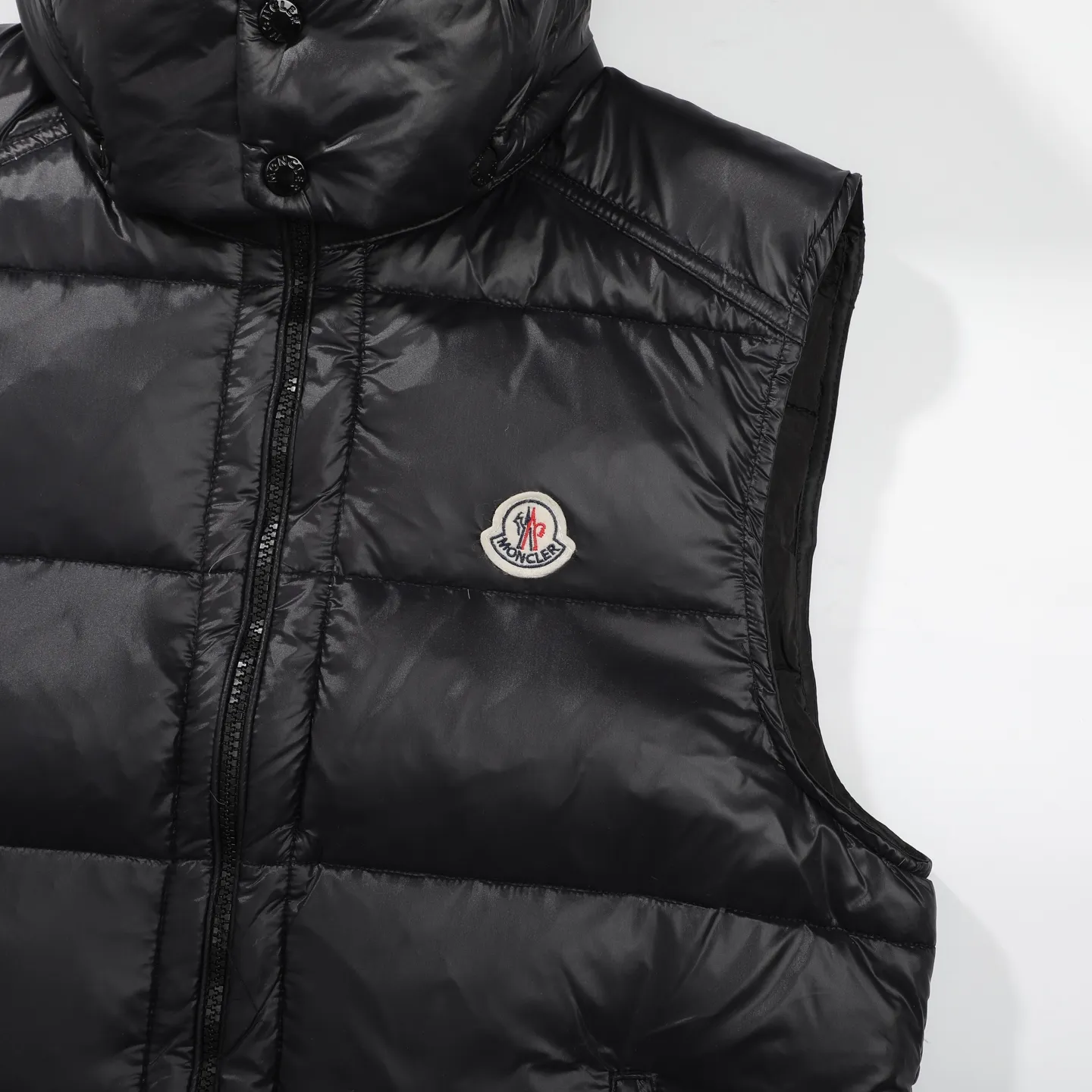 P390 [MONCLER Mouth Covered Couple’s High Version Classic Hooded Down Vest] A super popular item, made in a unique street punk style, a high-profile down vest for couples🔥 The hottest style at the moment🔥 Made of M's signature matte technical waterproof fabric, the fabric feels smooth and very textured, and is equipped with classic rectangular quilting to ensure the even distribution of down inside, bringing the ultimate warm and comfortable wearing experience, and it is also very fashionable and stylish! It is filled with imported European standard 90% velvet, which can effectively lock in and collect heat. You can feel its plump state by looking at the actual pictures. It is quite light on the upper body and does not feel bloated at all! The quality is definitely at the same level as the same counter. Friends who have ultra-high standards and pursuit of quality are recommended to buy it now👇 Color: Black Size: 1 2 3 4