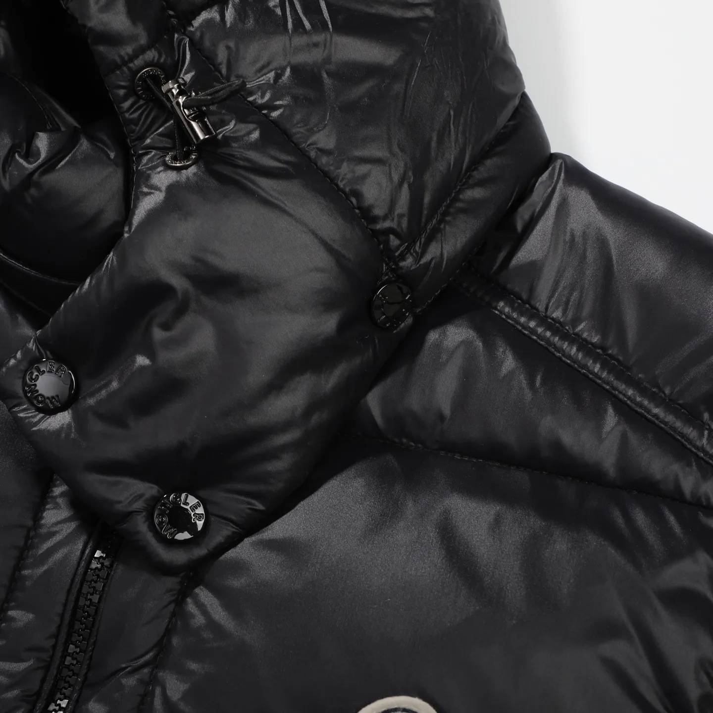 P390 [MONCLER Mouth Covered Couple’s High Version Classic Hooded Down Vest] A super popular item, made in a unique street punk style, a high-profile down vest for couples🔥 The hottest style at the moment🔥 Made of M's signature matte technical waterproof fabric, the fabric feels smooth and very textured, and is equipped with classic rectangular quilting to ensure the even distribution of down inside, bringing the ultimate warm and comfortable wearing experience, and it is also very fashionable and stylish! It is filled with imported European standard 90% velvet, which can effectively lock in and collect heat. You can feel its plump state by looking at the actual pictures. It is quite light on the upper body and does not feel bloated at all! The quality is definitely at the same level as the same counter. Friends who have ultra-high standards and pursuit of quality are recommended to buy it now👇 Color: Black Size: 1 2 3 4