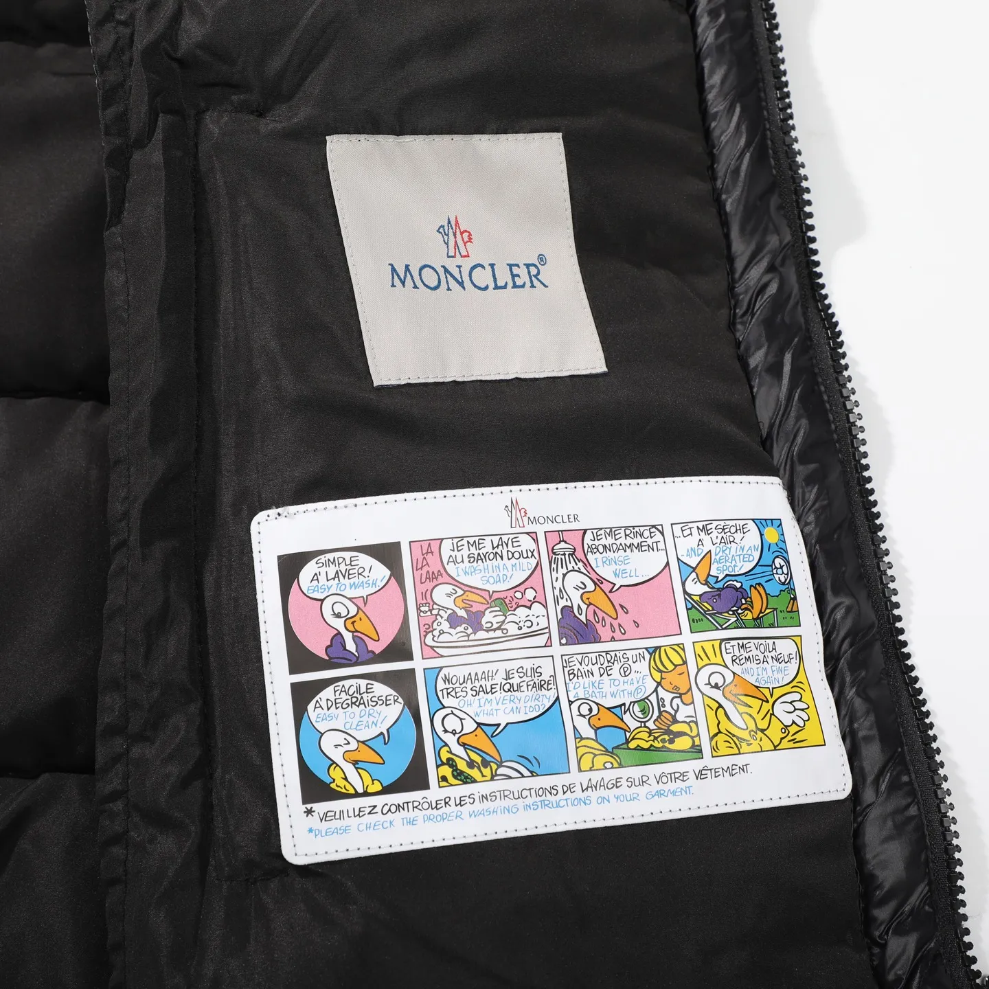 P390 [MONCLER Mouth Covered Couple’s High Version Classic Hooded Down Vest] A super popular item, made in a unique street punk style, a high-profile down vest for couples🔥 The hottest style at the moment🔥 Made of M's signature matte technical waterproof fabric, the fabric feels smooth and very textured, and is equipped with classic rectangular quilting to ensure the even distribution of down inside, bringing the ultimate warm and comfortable wearing experience, and it is also very fashionable and stylish! It is filled with imported European standard 90% velvet, which can effectively lock in and collect heat. You can feel its plump state by looking at the actual pictures. It is quite light on the upper body and does not feel bloated at all! The quality is definitely at the same level as the same counter. Friends who have ultra-high standards and pursuit of quality are recommended to buy it now👇 Color: Black Size: 1 2 3 4
