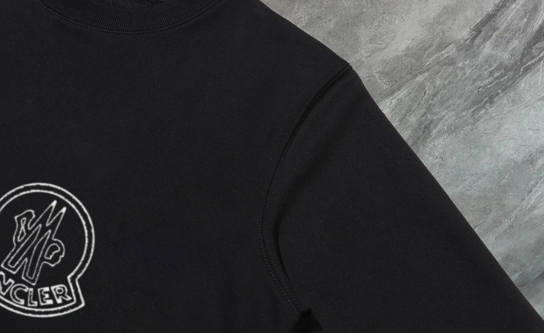 P210 High-version sweatshirt) [Long-term stock] 〖𝐌𝐎𝐍𝐂𝐋𝐄𝐑~Mask〗 Made of 440g heavy-weight fabric. It is different from the market currency. It can be matched with any variety and is properly handsome. 😎The whole dress is made of double waistcoats. The double waistcoats make the whole dress more three-dimensional. Not ordinary factories can do such fine work. 2025 Spring runway version of the T stage, on sale at the counter, round neck terry sweatshirt, high-end double-strand pure cotton, custom-made stretch ribs, dyed in the same vat, complete with three standards, matched with exquisite embroidered LOGO on the chest, simple and advanced, same style for men and women. Color: black, apricot, white, size: S M L XL 2XL