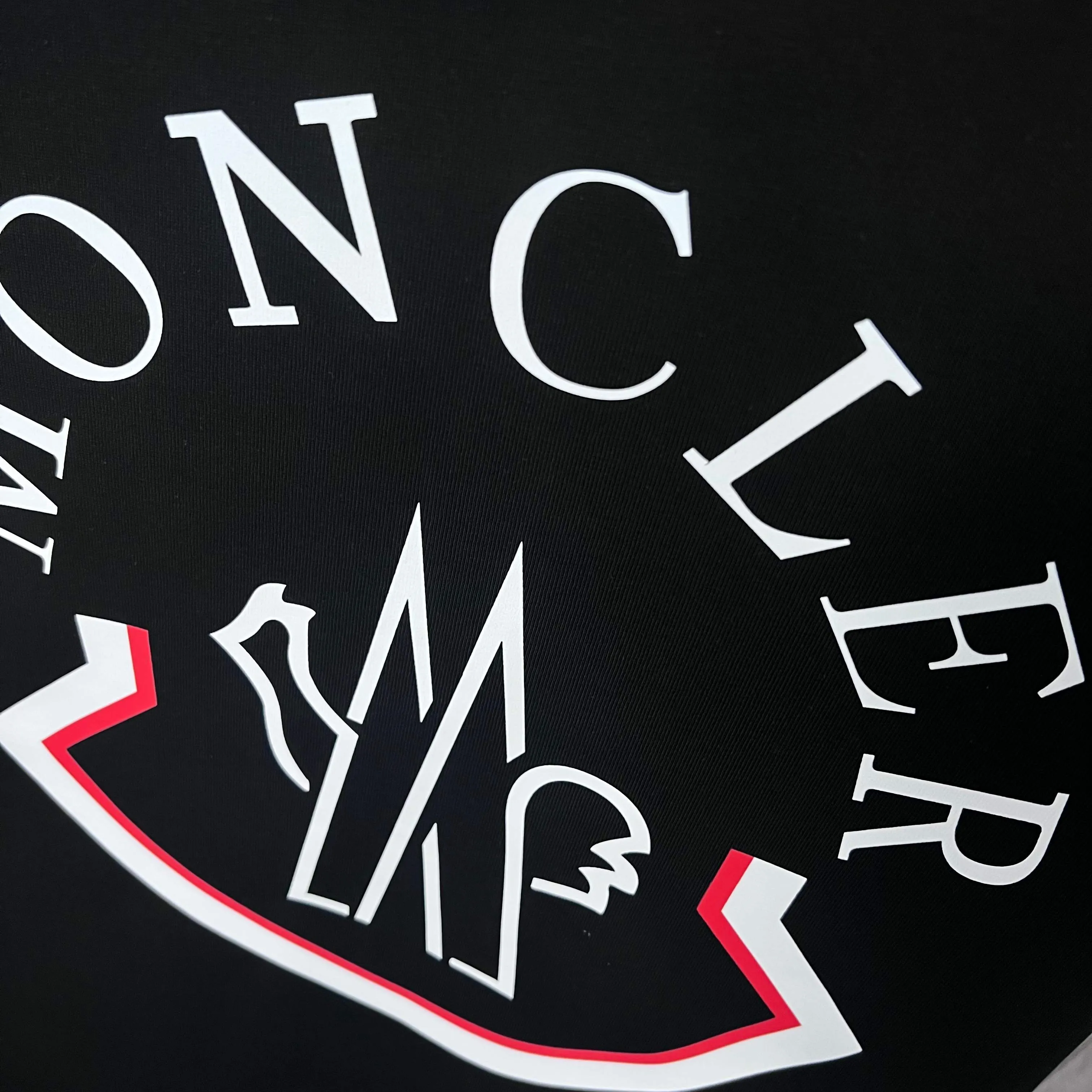 P150 MONCLER/Muzzled 300g pure cotton round neck short-sleeved T-shirt Brand classic Three-dimensional offset letter LOGO embossing process 2025ss official synchronization High version High quality Fashion personality Versatile trend Pure original quality Original fabric Hang tag Collar label Washed wheat Complete three standards Color: Black. White. Size: S M L XL XXL