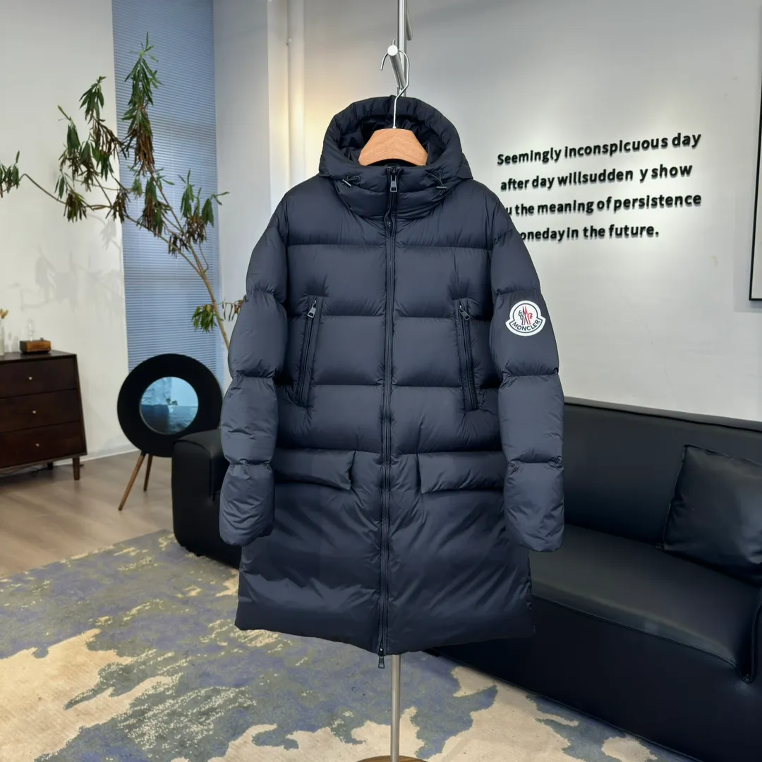 P880 𝑴𝒐𝒏𝒄𝒍𝒆𝒓 Moncler 𝑩𝒐𝒔𝒐𝒏𝒂｜𝑳𝒐𝒈𝒐 large label solid color hooded long-sleeved mid-length down jacket #T25# all black version 𝑺𝒊𝒛𝒆: 𝟭# 𝟮# 𝟯# 𝟰# Product color: black