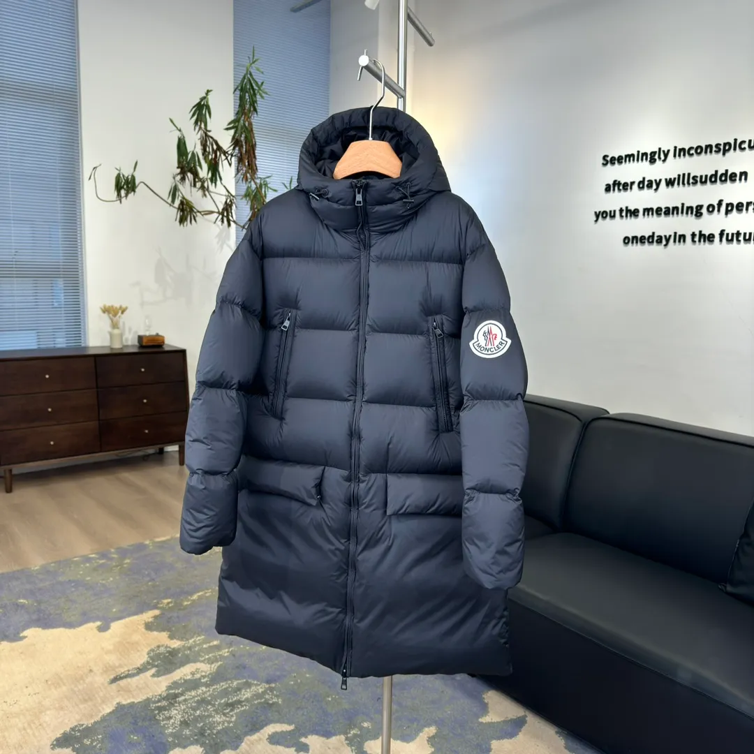 P880 𝑴𝒐𝒏𝒄𝒍𝒆𝒓 Moncler 𝑩𝒐𝒔𝒐𝒏𝒂｜𝑳𝒐𝒈𝒐 large label solid color hooded long-sleeved mid-length down jacket #T25# all black version 𝑺𝒊𝒛𝒆: 𝟭# 𝟮# 𝟯# 𝟰# Product color: black