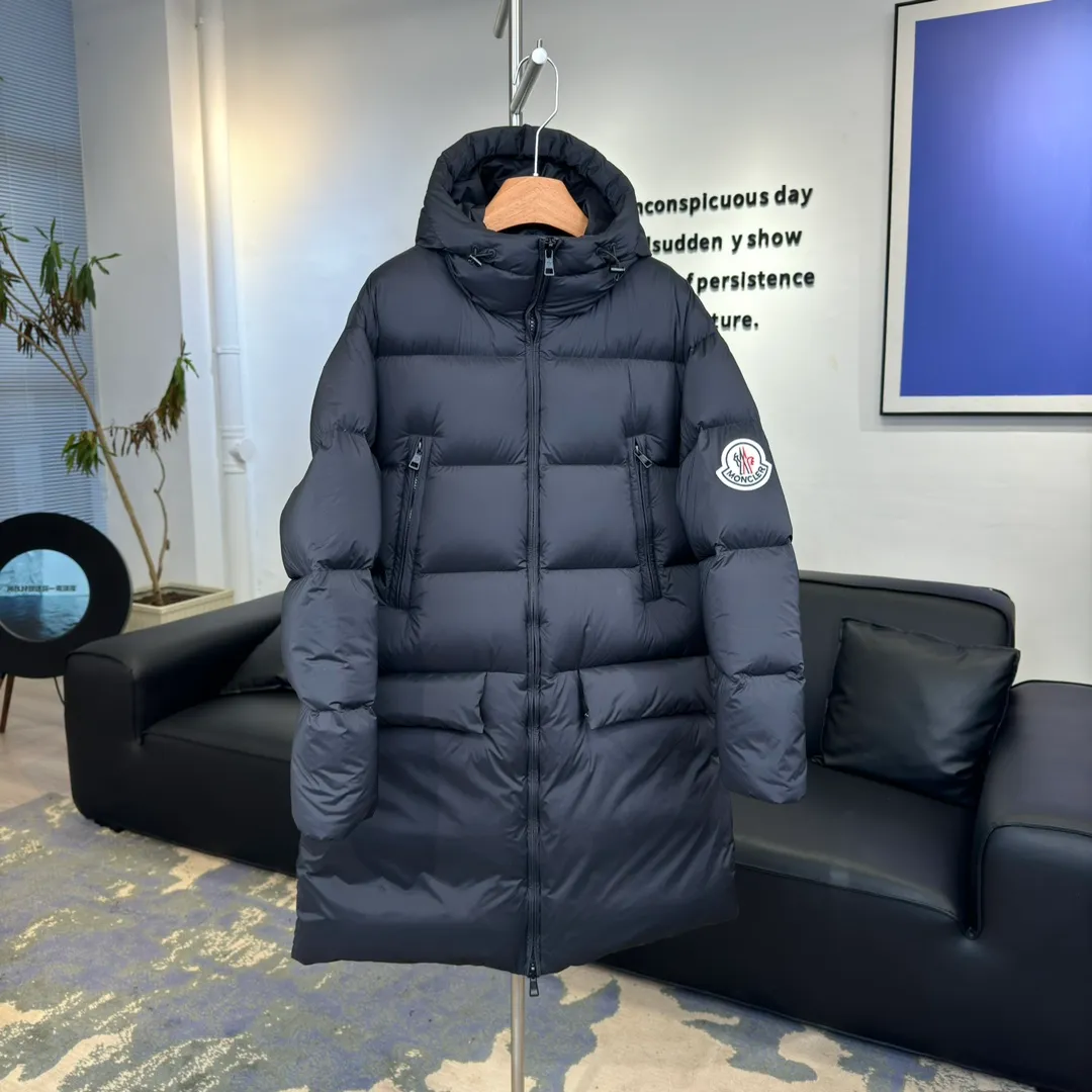 P880 𝑴𝒐𝒏𝒄𝒍𝒆𝒓 Moncler 𝑩𝒐𝒔𝒐𝒏𝒂｜𝑳𝒐𝒈𝒐 large label solid color hooded long-sleeved mid-length down jacket #T25# all black version 𝑺𝒊𝒛𝒆: 𝟭# 𝟮# 𝟯# 𝟰# Product color: black