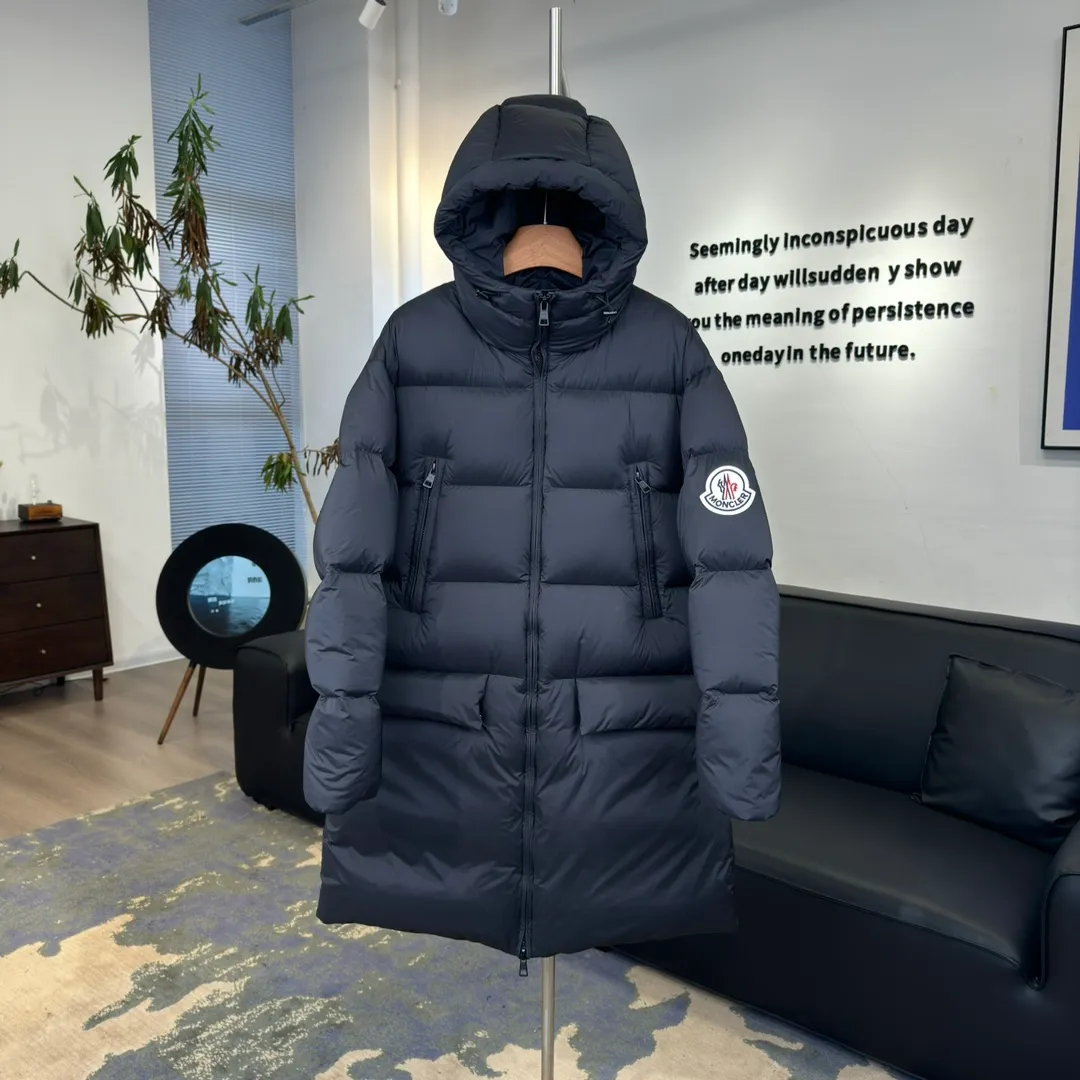 P880 𝑴𝒐𝒏𝒄𝒍𝒆𝒓 Moncler 𝑩𝒐𝒔𝒐𝒏𝒂｜𝑳𝒐𝒈𝒐 large label solid color hooded long-sleeved mid-length down jacket #T25# all black version 𝑺𝒊𝒛𝒆: 𝟭# 𝟮# 𝟯# 𝟰# Product color: black