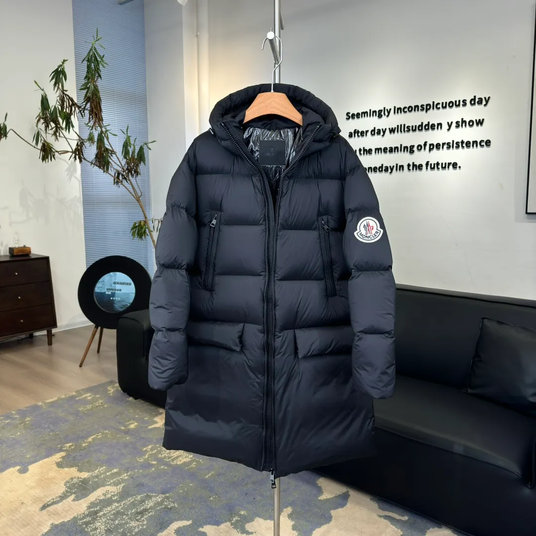 P880 𝑴𝒐𝒏𝒄𝒍𝒆𝒓 Moncler 𝑩𝒐𝒔𝒐𝒏𝒂｜𝑳𝒐𝒈𝒐 large label solid color hooded long-sleeved mid-length down jacket #T25# all black version 𝑺𝒊𝒛𝒆: 𝟭# 𝟮# 𝟯# 𝟰# Product color: black