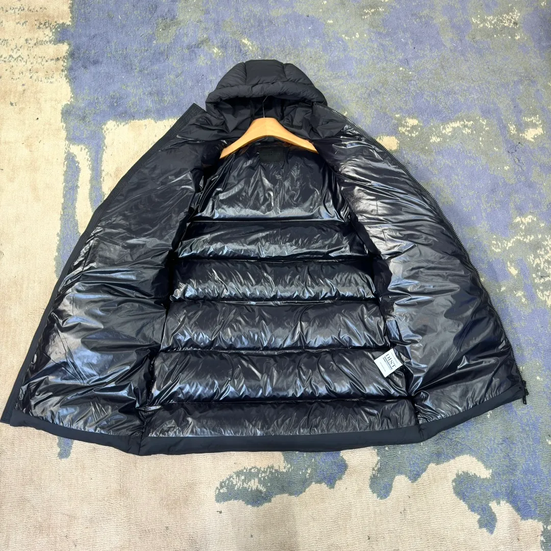 P880 𝑴𝒐𝒏𝒄𝒍𝒆𝒓 Moncler 𝑩𝒐𝒔𝒐𝒏𝒂｜𝑳𝒐𝒈𝒐 large label solid color hooded long-sleeved mid-length down jacket #T25# all black version 𝑺𝒊𝒛𝒆: 𝟭# 𝟮# 𝟯# 𝟰# Product color: black
