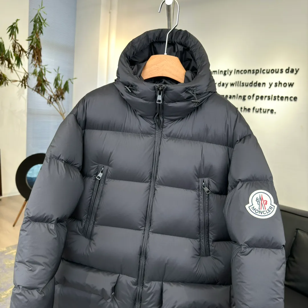 P880 𝑴𝒐𝒏𝒄𝒍𝒆𝒓 Moncler 𝑩𝒐𝒔𝒐𝒏𝒂｜𝑳𝒐𝒈𝒐 large label solid color hooded long-sleeved mid-length down jacket #T25# all black version 𝑺𝒊𝒛𝒆: 𝟭# 𝟮# 𝟯# 𝟰# Product color: black