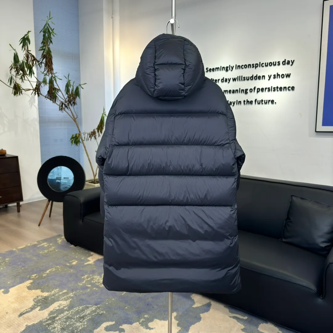 P880 𝑴𝒐𝒏𝒄𝒍𝒆𝒓 Moncler 𝑩𝒐𝒔𝒐𝒏𝒂｜𝑳𝒐𝒈𝒐 large label solid color hooded long-sleeved mid-length down jacket #T25# all black version 𝑺𝒊𝒛𝒆: 𝟭# 𝟮# 𝟯# 𝟰# Product color: black