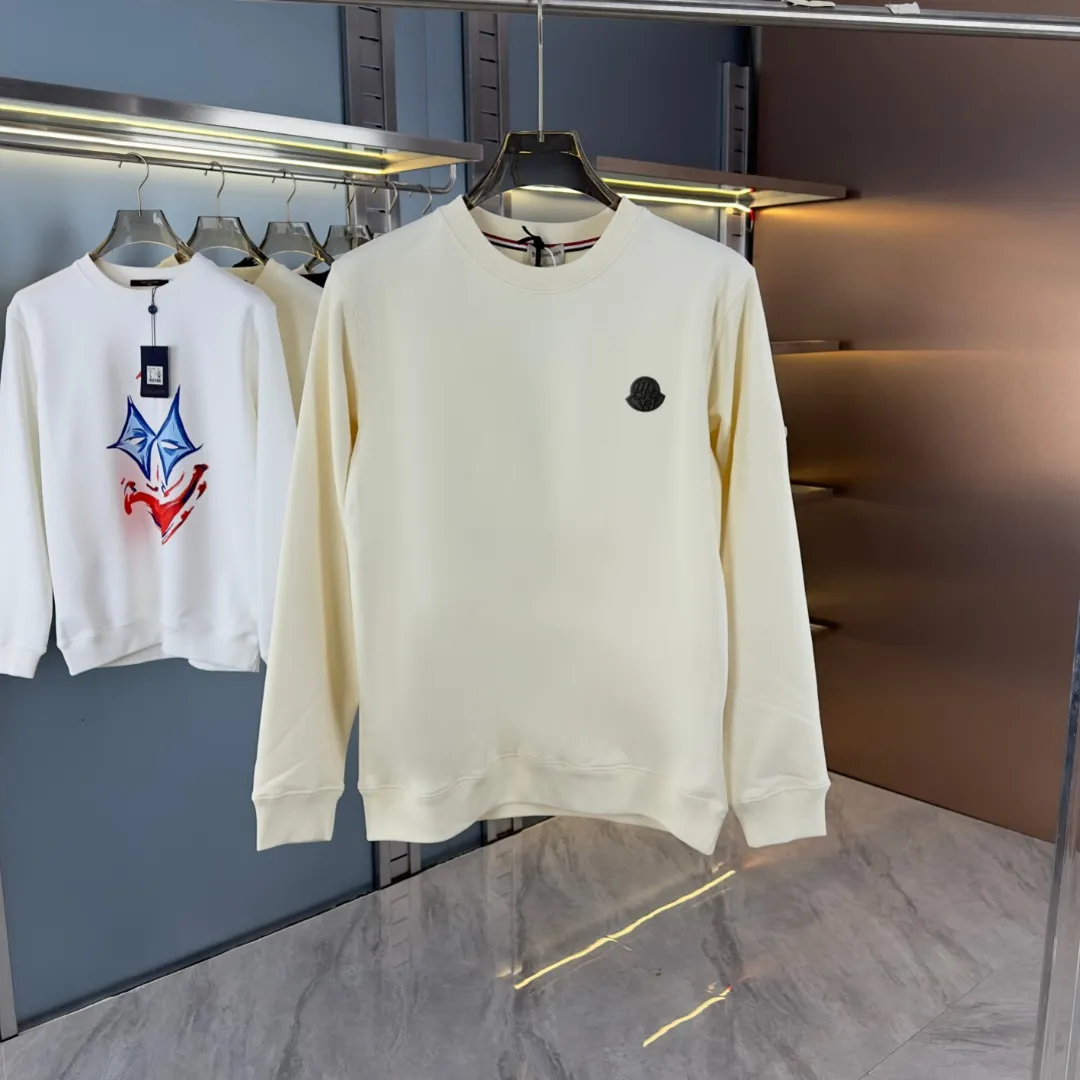 P210 high version sweatshirt) 📦With exclusive picture packaging📦 [Long-term ready stock] Upgraded version "Mobile phone smart sensor ~ NFC chip armband ~ Direct access to the official website anti-counterfeiting" 〖 𝐌𝐎𝐍𝐂𝐋𝐄𝐑 ~ Mouth covering〗 2025 new high quality, using 450g heavyweight fabric Different from the market currency, you can mix and match everything at will and you will be handsome😎The whole clothes is made of double waistcoats. The double waistcoats make the whole dress more three-dimensional. It is not an ordinary factory that can do such fine work. 2025 autumn and winter new style, on sale at the counter, exquisite printed round neck terry sweatshirt. High-end double-ply cotton. Customized stretch ribs are dyed in the same vat. Three standards are complete. It is matched with digital printing patterns and is very breathable. Same style for men and women. Color: black, white, apricot. Size: S M L XL 2XL
