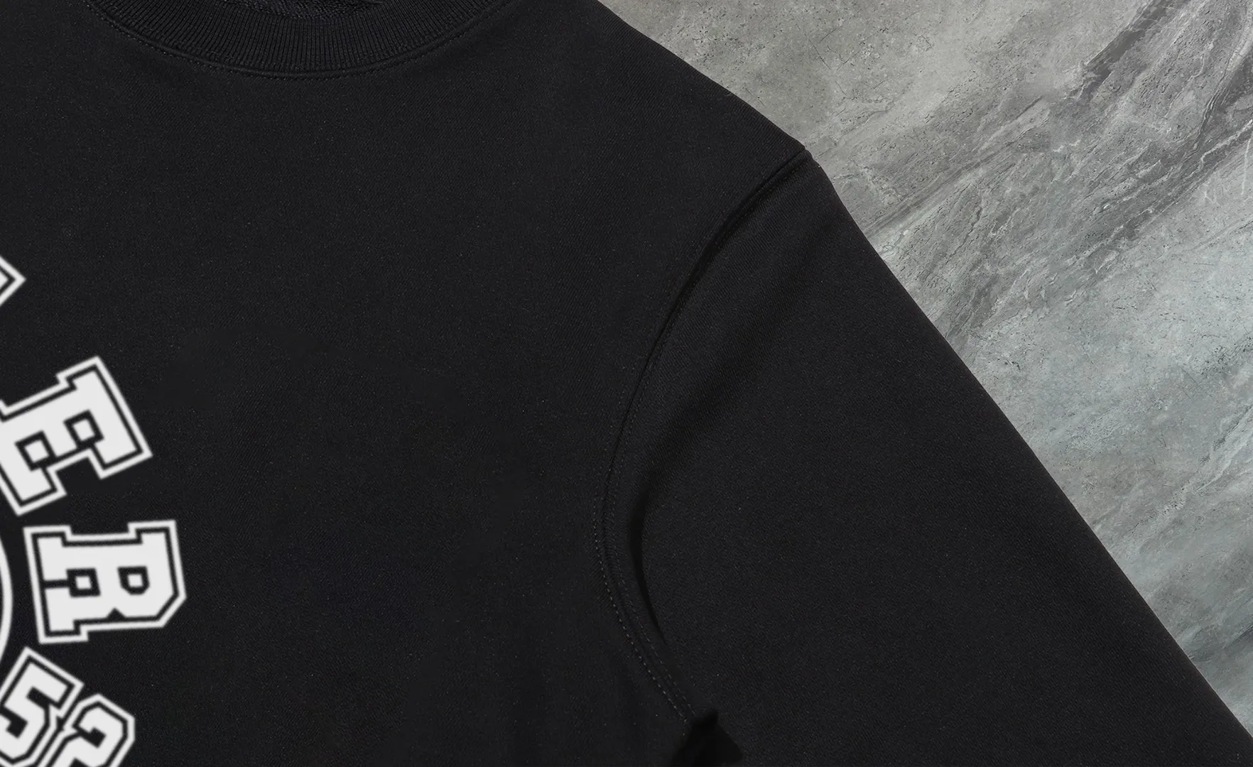 P210 High-version sweatshirt) [Long-term stock] 〖𝐌𝐎𝐍𝐂𝐋𝐄𝐑~Mask〗 Made of 440g heavy-weight fabric. It is different from the market currency. It can be matched with any variety and is properly handsome. 😎The whole dress is made of double waistcoats. The double waistcoats make the whole dress more three-dimensional. Not ordinary factories can do such fine work. 2025 Spring runway version of the T stage, on sale at the counter, round neck terry sweatshirt, high-end double-strand pure cotton, custom-made stretch ribs, dyed in the same vat, complete with three standards, matched with exquisite embroidered LOGO on the chest, simple and advanced, same style for men and women. Color: black, apricot, white, size: S M L XL 2XL