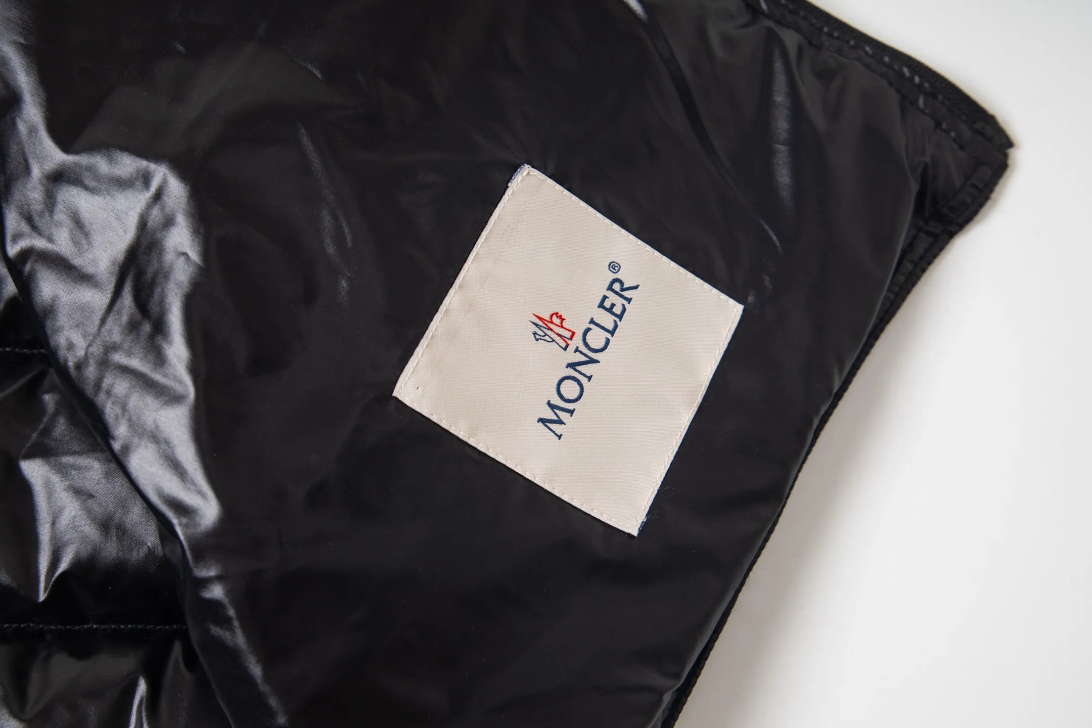 P580 Moncler/Mongolian Down Classic Vest This vest is made of the iconic imported gall-free and velvet-proof nylon. The classic small seams make it stand out ✨✨✨, which provides excellent protection and warmth. The two-way zipper fly is equipped with a Moner logo-shaped puller. All the details and workmanship can instantly beat all the products on the market! What a sense of detail! ! Fried chicken stick with upper body effect! 👍🏻 Color: black/white Size: 1/2/3/4/5/6