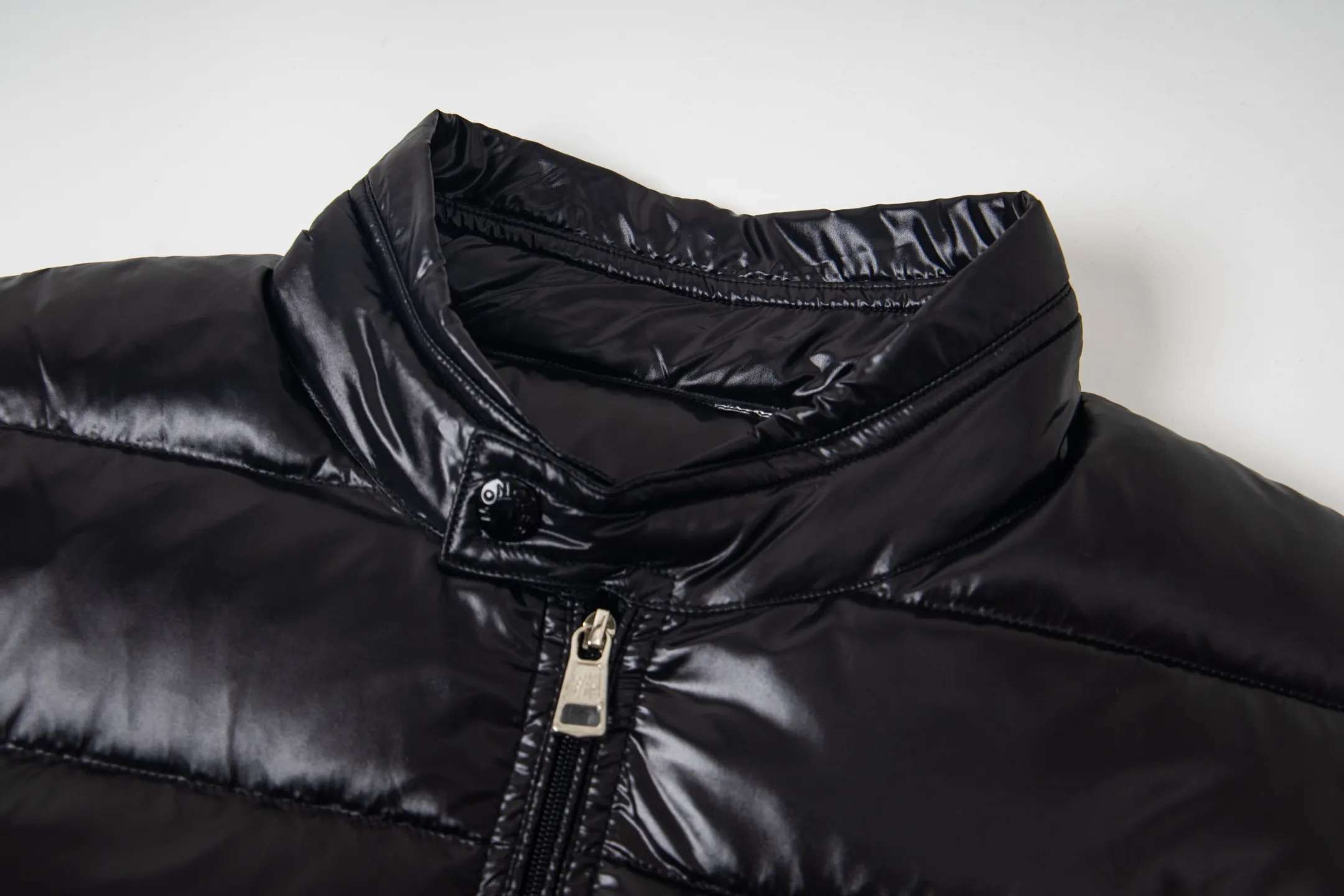 P580 Moncler/Mongolian Down Classic Vest This vest is made of the iconic imported gall-free and velvet-proof nylon. The classic small seams make it stand out ✨✨✨, which provides excellent protection and warmth. The two-way zipper fly is equipped with a Moner logo-shaped puller. All the details and workmanship can instantly beat all the products on the market! What a sense of detail! ! Fried chicken stick with upper body effect! 👍🏻 Color: black/white Size: 1/2/3/4/5/6