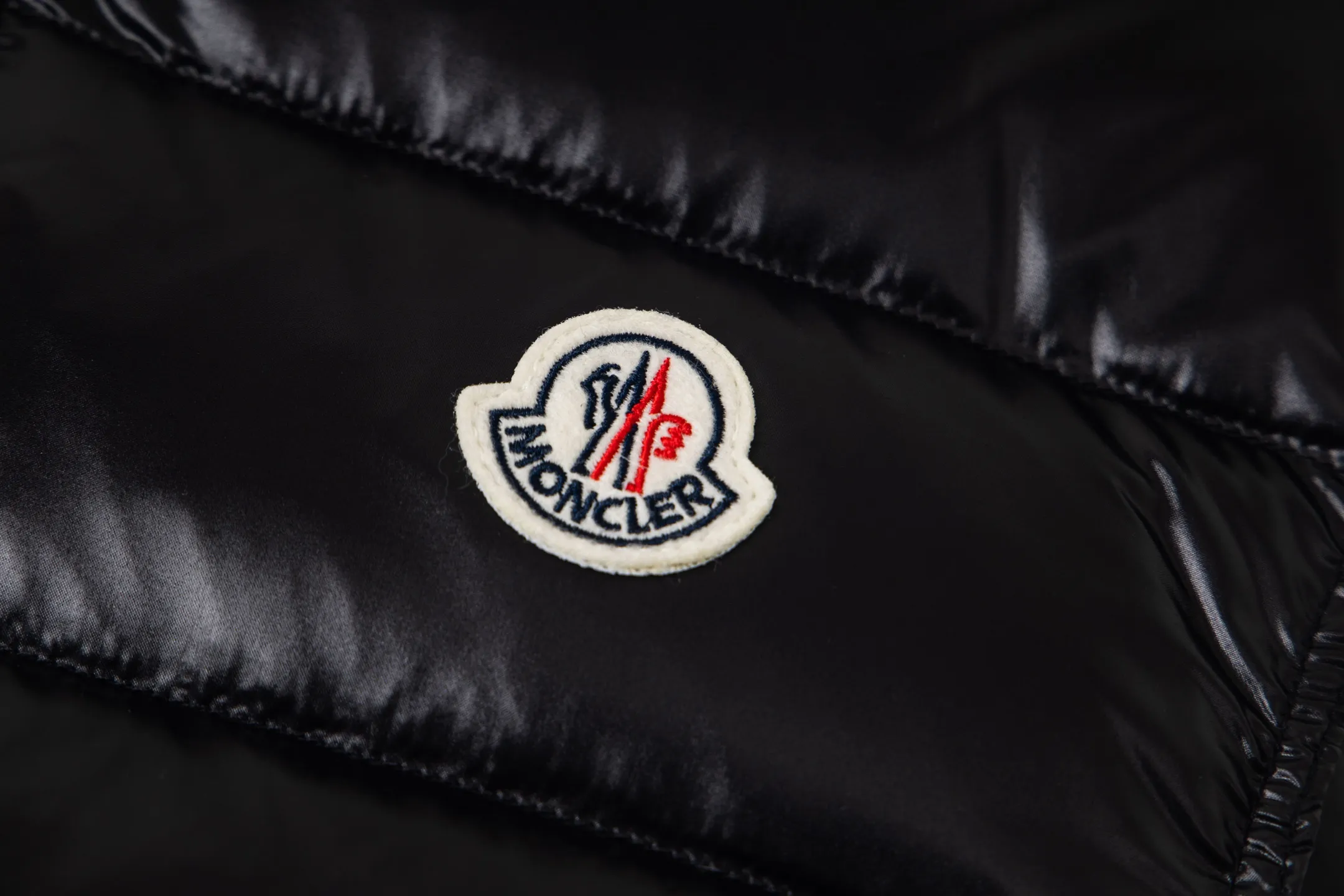 P580 Moncler/Mongolian Down Classic Vest This vest is made of the iconic imported gall-free and velvet-proof nylon. The classic small seams make it stand out ✨✨✨, which provides excellent protection and warmth. The two-way zipper fly is equipped with a Moner logo-shaped puller. All the details and workmanship can instantly beat all the products on the market! What a sense of detail! ! Fried chicken stick with upper body effect! 👍🏻 Color: black/white Size: 1/2/3/4/5/6