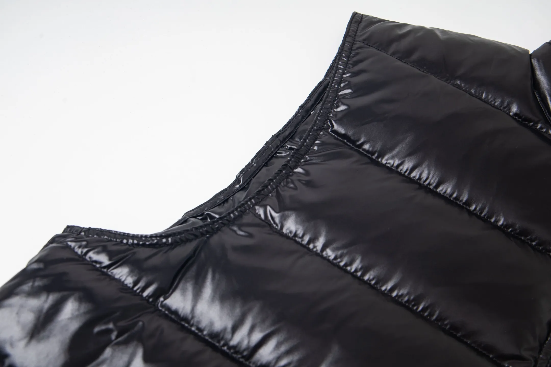 P580 Moncler/Mongolian Down Classic Vest This vest is made of the iconic imported gall-free and velvet-proof nylon. The classic small seams make it stand out ✨✨✨, which provides excellent protection and warmth. The two-way zipper fly is equipped with a Moner logo-shaped puller. All the details and workmanship can instantly beat all the products on the market! What a sense of detail! ! Fried chicken stick with upper body effect! 👍🏻 Color: black/white Size: 1/2/3/4/5/6