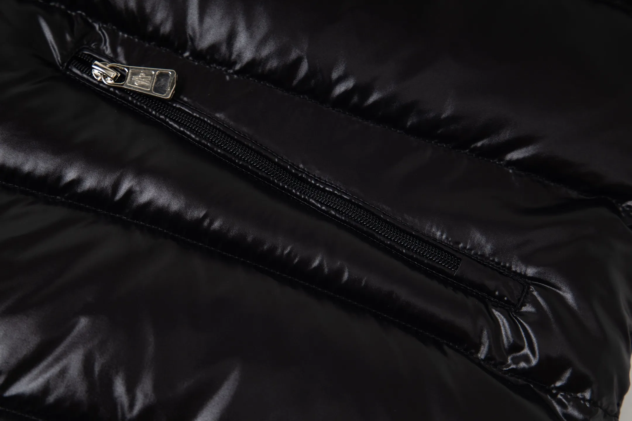 P580 Moncler/Mongolian Down Classic Vest This vest is made of the iconic imported gall-free and velvet-proof nylon. The classic small seams make it stand out ✨✨✨, which provides excellent protection and warmth. The two-way zipper fly is equipped with a Moner logo-shaped puller. All the details and workmanship can instantly beat all the products on the market! What a sense of detail! ! Fried chicken stick with upper body effect! 👍🏻 Color: black/white Size: 1/2/3/4/5/6