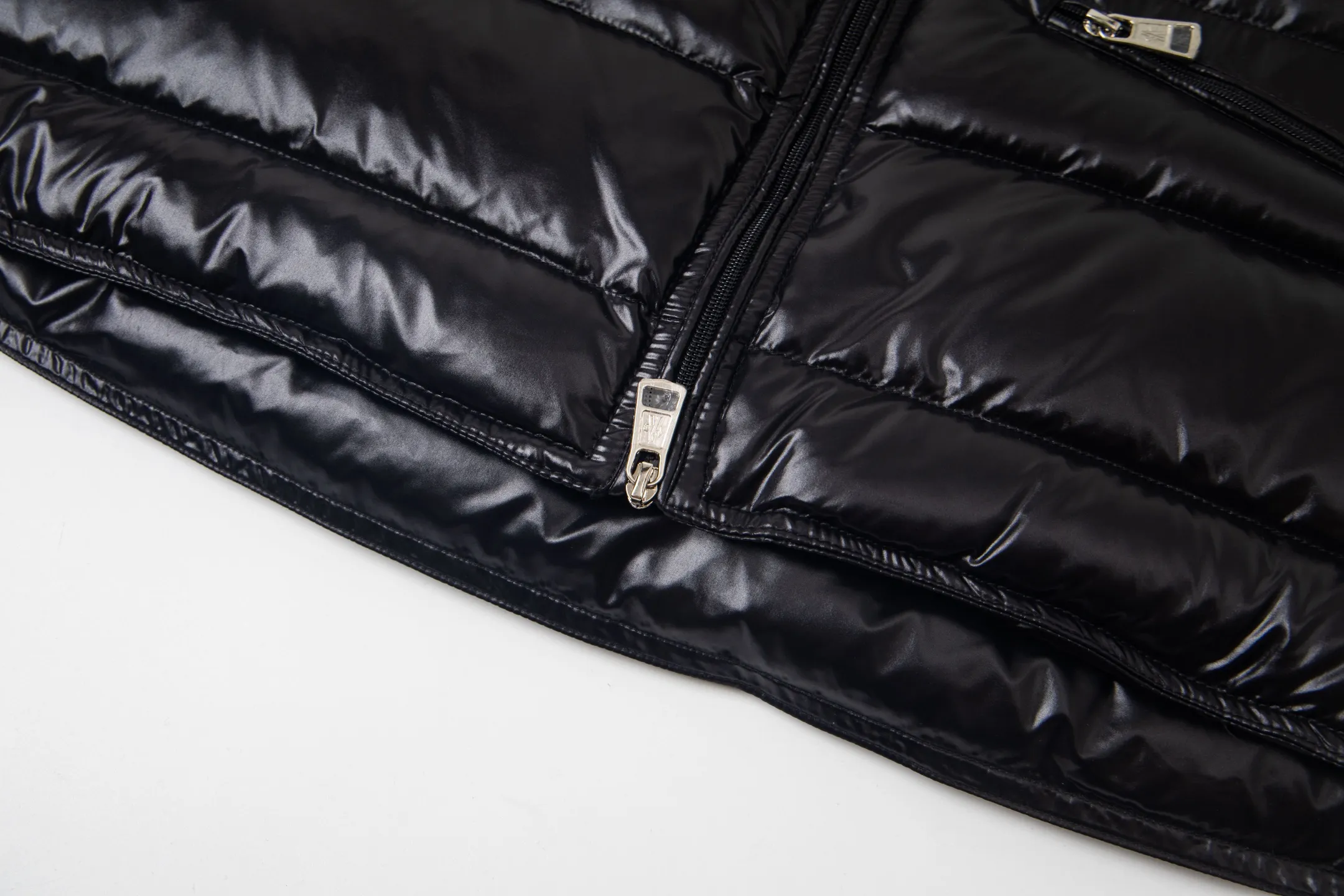 P580 Moncler/Mongolian Down Classic Vest This vest is made of the iconic imported gall-free and velvet-proof nylon. The classic small seams make it stand out ✨✨✨, which provides excellent protection and warmth. The two-way zipper fly is equipped with a Moner logo-shaped puller. All the details and workmanship can instantly beat all the products on the market! What a sense of detail! ! Fried chicken stick with upper body effect! 👍🏻 Color: black/white Size: 1/2/3/4/5/6