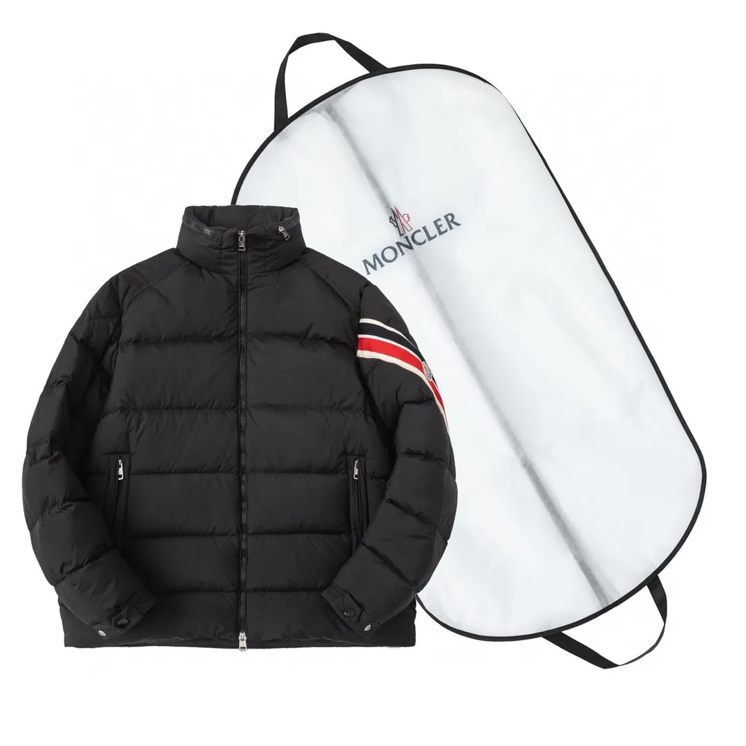 P860 with dust bag) Moncler Solayan three-color sleeves web trim down jacket jacket with premium goose down filling. The finest, lightest and neatest fabric. Solayan men's short down jacket is decorated with seasonal iconic stripe details, blending sporty spirit and timeless style. The Solayan down jacket is made of micro chic fabric and has a tough square shape design, highlighting Moncler's sporty spirit. This cropped down jacket features tricolor stripes on the sleeves, a seasonal take on the brand's signature. Comes with a practical pull-out hood. Details •Made from micro chic nylon fabric •Micro chic nylon lining •Down filled •Pull-out hood •Zip closure •Zip pockets •Adjustable cuffs •Elastic drawstring hem •Tri-color trim on sleeves Color: White Dark Brown Black Size : 1-5