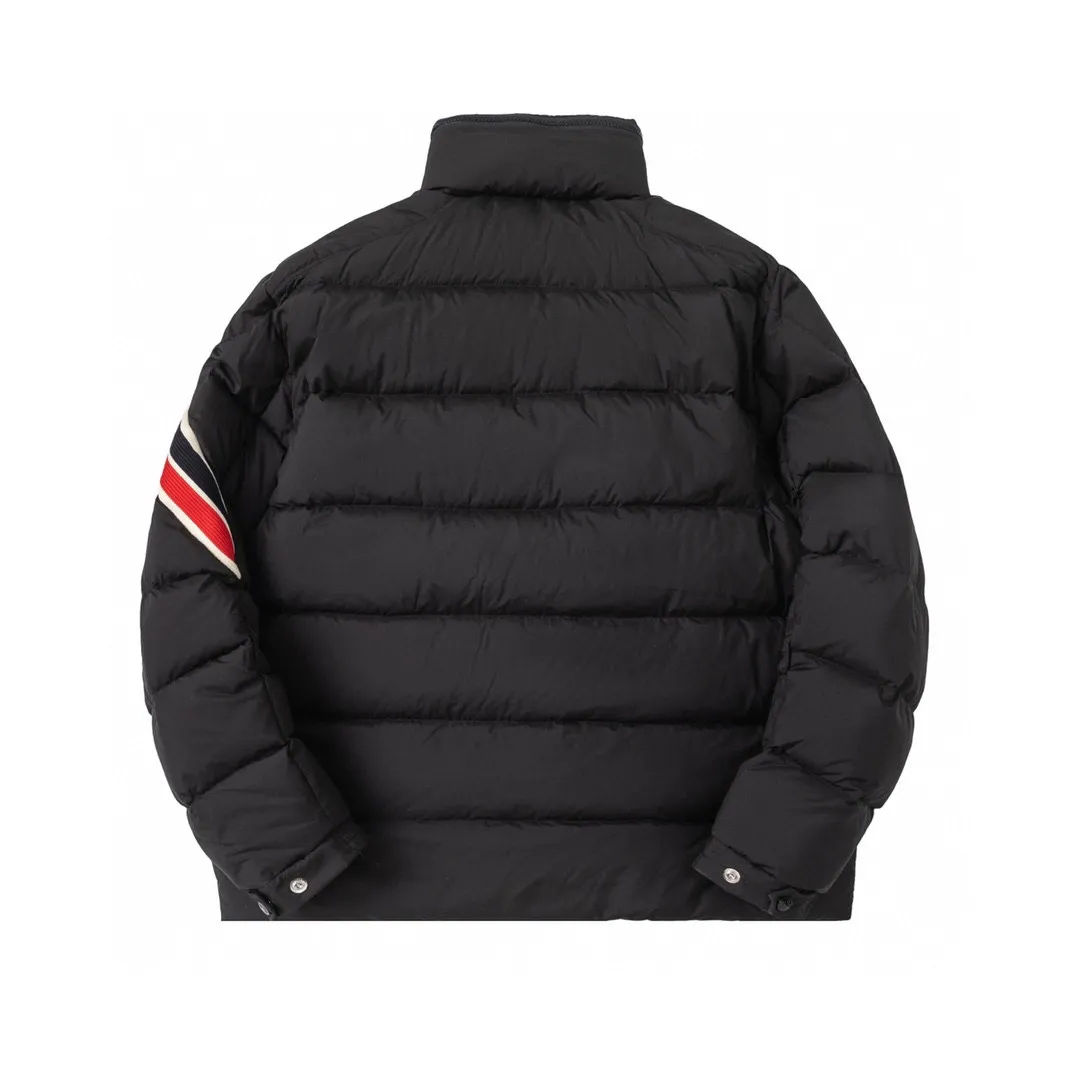 P860 with dust bag) Moncler Solayan three-color sleeves web trim down jacket jacket with premium goose down filling. The finest, lightest and neatest fabric. Solayan men's short down jacket is decorated with seasonal iconic stripe details, blending sporty spirit and timeless style. The Solayan down jacket is made of micro chic fabric and has a tough square shape design, highlighting Moncler's sporty spirit. This cropped down jacket features tricolor stripes on the sleeves, a seasonal take on the brand's signature. Comes with a practical pull-out hood. Details •Made from micro chic nylon fabric •Micro chic nylon lining •Down filled •Pull-out hood •Zip closure •Zip pockets •Adjustable cuffs •Elastic drawstring hem •Tri-color trim on sleeves Color: White Dark Brown Black Size : 1-5