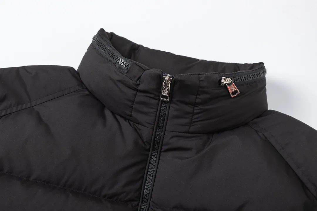 P860 with dust bag) Moncler Solayan three-color sleeves web trim down jacket jacket with premium goose down filling. The finest, lightest and neatest fabric. Solayan men's short down jacket is decorated with seasonal iconic stripe details, blending sporty spirit and timeless style. The Solayan down jacket is made of micro chic fabric and has a tough square shape design, highlighting Moncler's sporty spirit. This cropped down jacket features tricolor stripes on the sleeves, a seasonal take on the brand's signature. Comes with a practical pull-out hood. Details •Made from micro chic nylon fabric •Micro chic nylon lining •Down filled •Pull-out hood •Zip closure •Zip pockets •Adjustable cuffs •Elastic drawstring hem •Tri-color trim on sleeves Color: White Dark Brown Black Size : 1-5