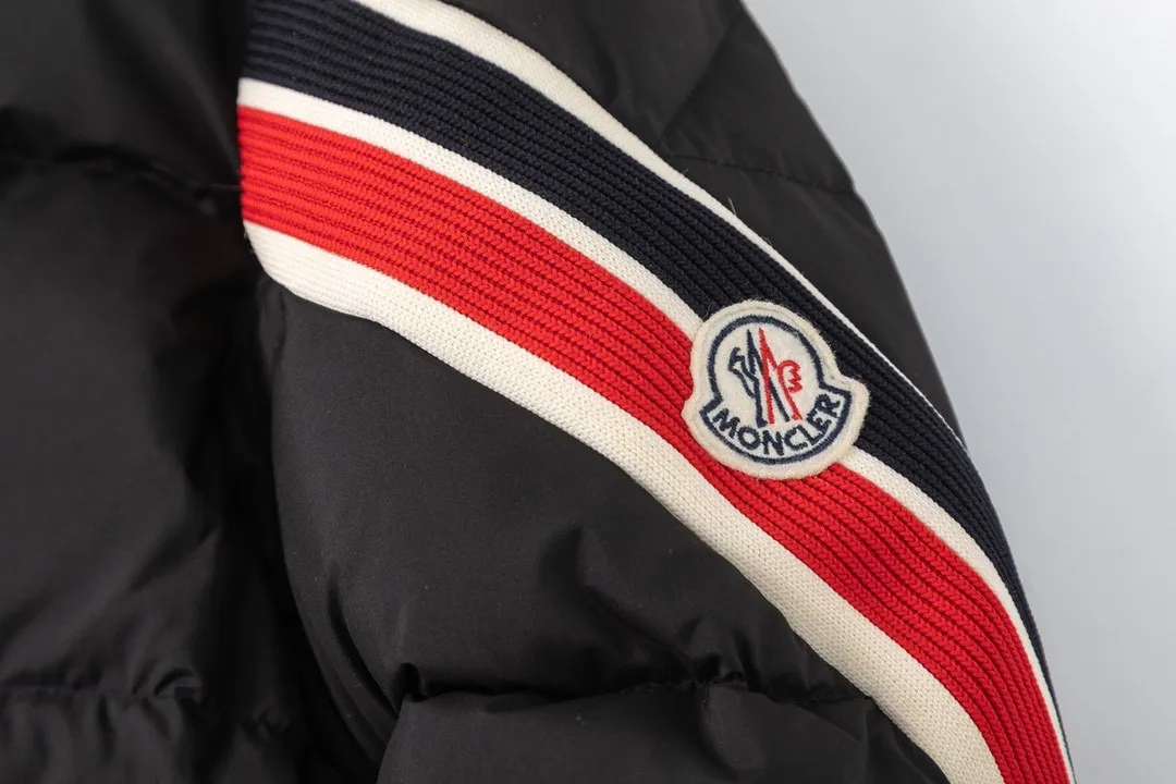 P860 with dust bag) Moncler Solayan three-color sleeves web trim down jacket jacket with premium goose down filling. The finest, lightest and neatest fabric. Solayan men's short down jacket is decorated with seasonal iconic stripe details, blending sporty spirit and timeless style. The Solayan down jacket is made of micro chic fabric and has a tough square shape design, highlighting Moncler's sporty spirit. This cropped down jacket features tricolor stripes on the sleeves, a seasonal take on the brand's signature. Comes with a practical pull-out hood. Details •Made from micro chic nylon fabric •Micro chic nylon lining •Down filled •Pull-out hood •Zip closure •Zip pockets •Adjustable cuffs •Elastic drawstring hem •Tri-color trim on sleeves Color: White Dark Brown Black Size : 1-5