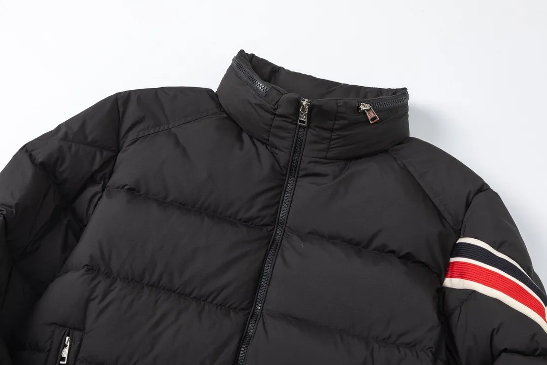 P860 with dust bag) Moncler Solayan three-color sleeves web trim down jacket jacket with premium goose down filling. The finest, lightest and neatest fabric. Solayan men's short down jacket is decorated with seasonal iconic stripe details, blending sporty spirit and timeless style. The Solayan down jacket is made of micro chic fabric and has a tough square shape design, highlighting Moncler's sporty spirit. This cropped down jacket features tricolor stripes on the sleeves, a seasonal take on the brand's signature. Comes with a practical pull-out hood. Details •Made from micro chic nylon fabric •Micro chic nylon lining •Down filled •Pull-out hood •Zip closure •Zip pockets •Adjustable cuffs •Elastic drawstring hem •Tri-color trim on sleeves Color: White Dark Brown Black Size : 1-5