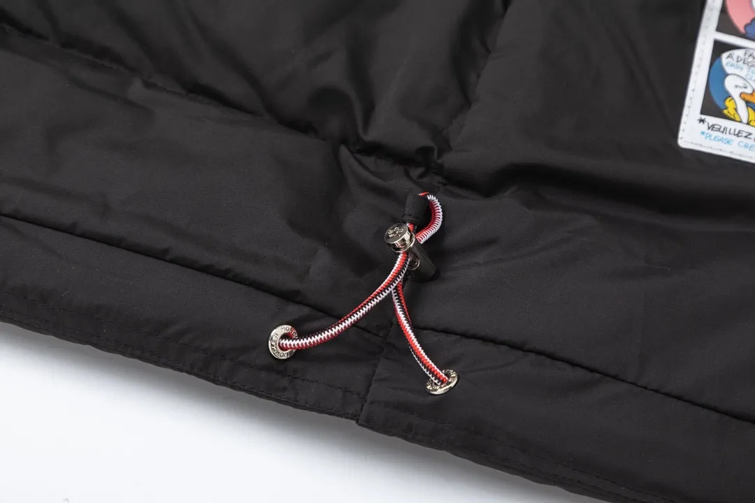 P860 with dust bag) Moncler Solayan three-color sleeves web trim down jacket jacket with premium goose down filling. The finest, lightest and neatest fabric. Solayan men's short down jacket is decorated with seasonal iconic stripe details, blending sporty spirit and timeless style. The Solayan down jacket is made of micro chic fabric and has a tough square shape design, highlighting Moncler's sporty spirit. This cropped down jacket features tricolor stripes on the sleeves, a seasonal take on the brand's signature. Comes with a practical pull-out hood. Details •Made from micro chic nylon fabric •Micro chic nylon lining •Down filled •Pull-out hood •Zip closure •Zip pockets •Adjustable cuffs •Elastic drawstring hem •Tri-color trim on sleeves Color: White Dark Brown Black Size : 1-5
