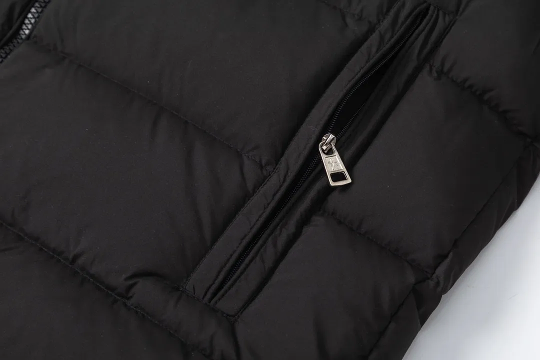P860 with dust bag) Moncler Solayan three-color sleeves web trim down jacket jacket with premium goose down filling. The finest, lightest and neatest fabric. Solayan men's short down jacket is decorated with seasonal iconic stripe details, blending sporty spirit and timeless style. The Solayan down jacket is made of micro chic fabric and has a tough square shape design, highlighting Moncler's sporty spirit. This cropped down jacket features tricolor stripes on the sleeves, a seasonal take on the brand's signature. Comes with a practical pull-out hood. Details •Made from micro chic nylon fabric •Micro chic nylon lining •Down filled •Pull-out hood •Zip closure •Zip pockets •Adjustable cuffs •Elastic drawstring hem •Tri-color trim on sleeves Color: White Dark Brown Black Size : 1-5