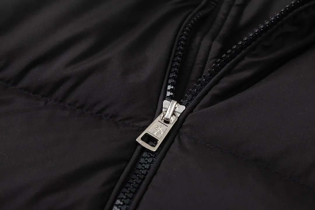 P860 with dust bag) Moncler Solayan three-color sleeves web trim down jacket jacket with premium goose down filling. The finest, lightest and neatest fabric. Solayan men's short down jacket is decorated with seasonal iconic stripe details, blending sporty spirit and timeless style. The Solayan down jacket is made of micro chic fabric and has a tough square shape design, highlighting Moncler's sporty spirit. This cropped down jacket features tricolor stripes on the sleeves, a seasonal take on the brand's signature. Comes with a practical pull-out hood. Details •Made from micro chic nylon fabric •Micro chic nylon lining •Down filled •Pull-out hood •Zip closure •Zip pockets •Adjustable cuffs •Elastic drawstring hem •Tri-color trim on sleeves Color: White Dark Brown Black Size : 1-5