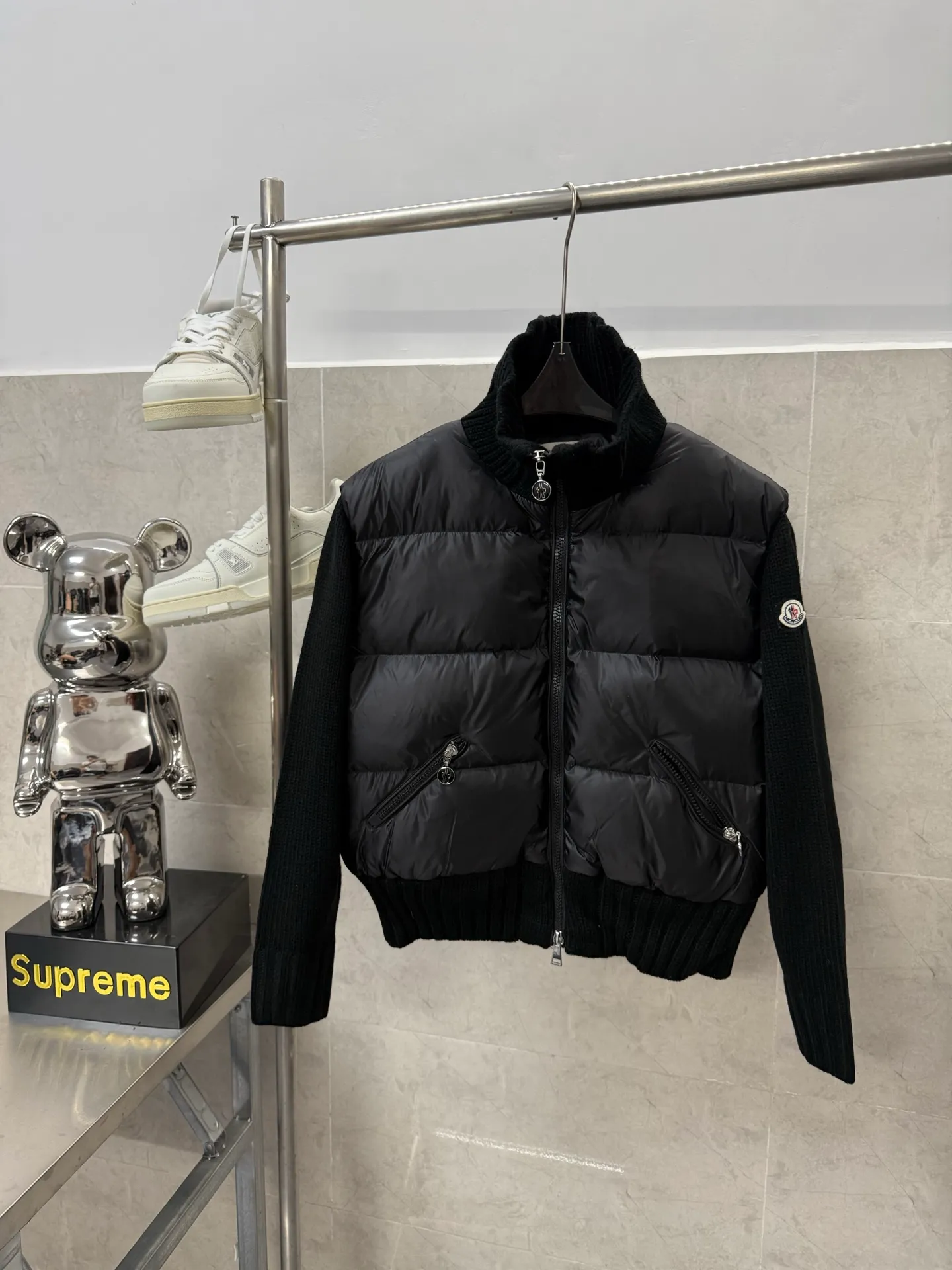 P580 Moncler wool knitted stitching stand collar women's down jacket is made of 90 white duck down, 600 fill power, and the cuffs are made of wool blended fabric, which has a better texture, is light and warm, and has four layers of lining. It will never be velvet. The hardware of the whole garment is custom-made by the original factory. Hot melt technology, one-time molding, wool felt embroidery logo attached to the shoulders, zipper placket stand collar design, simple and convenient double side oblique button pockets Stand-up collar design, windproof and warm, three-dimensional and full, highly practical. New winter catwalk style. Official website synchronization. Color: black white. Size: 1234