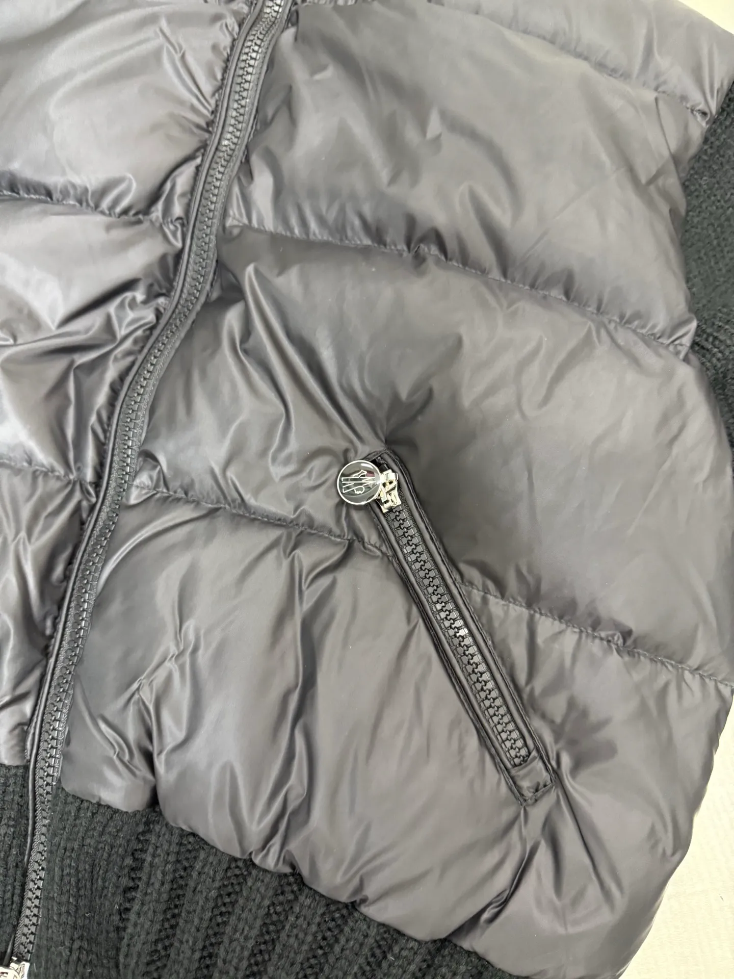 P580 Moncler wool knitted stitching stand collar women's down jacket is made of 90 white duck down, 600 fill power, and the cuffs are made of wool blended fabric, which has a better texture, is light and warm, and has four layers of lining. It will never be velvet. The hardware of the whole garment is custom-made by the original factory. Hot melt technology, one-time molding, wool felt embroidery logo attached to the shoulders, zipper placket stand collar design, simple and convenient double side oblique button pockets Stand-up collar design, windproof and warm, three-dimensional and full, highly practical. New winter catwalk style. Official website synchronization. Color: black white. Size: 1234