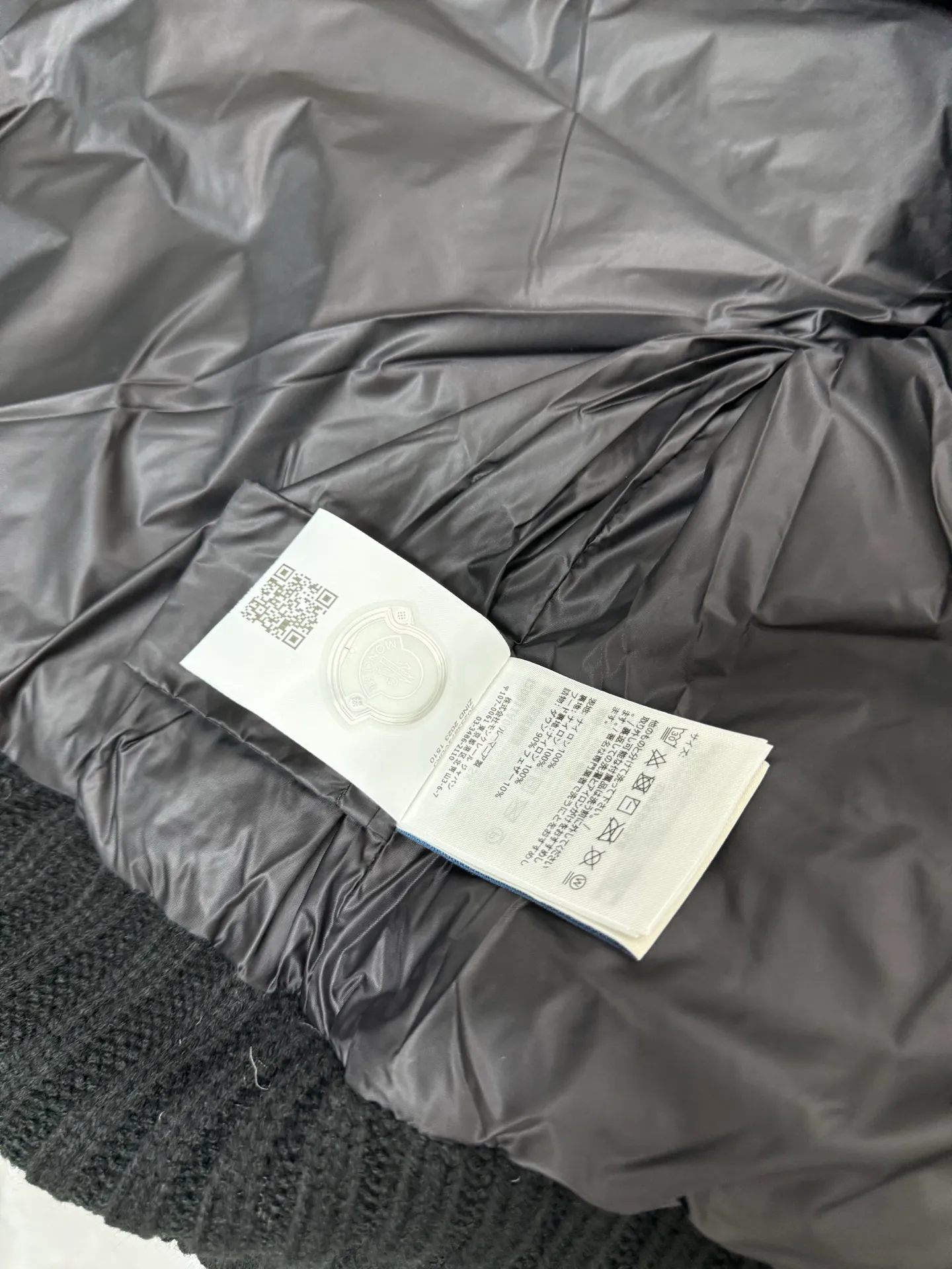 P580 Moncler wool knitted stitching stand collar women's down jacket is made of 90 white duck down, 600 fill power, and the cuffs are made of wool blended fabric, which has a better texture, is light and warm, and has four layers of lining. It will never be velvet. The hardware of the whole garment is custom-made by the original factory. Hot melt technology, one-time molding, wool felt embroidery logo attached to the shoulders, zipper placket stand collar design, simple and convenient double side oblique button pockets Stand-up collar design, windproof and warm, three-dimensional and full, highly practical. New winter catwalk style. Official website synchronization. Color: black white. Size: 1234