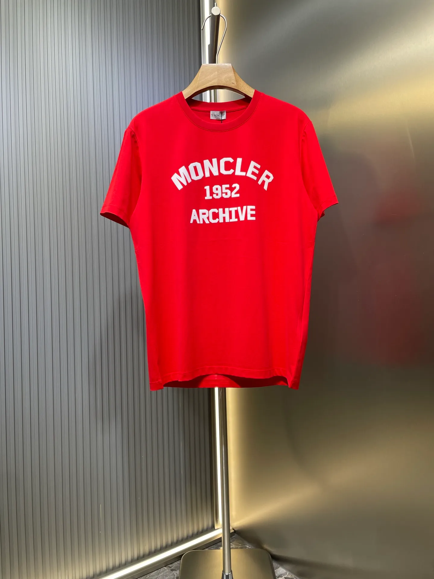 P290 moncler 🌟【Top original order】2025 spring and summer new letter flocked printed short-sleeved T-shirt; customized 80-count double-strand mercerized long-staple cotton fabric, comfortable, soft and delicate! The lower side of the row of letters on the chest is a flocking print design with a duck hollow design, and the cuffs are designed with a wool duck badge badge design, all three standards are complete!  size：s-xxxl