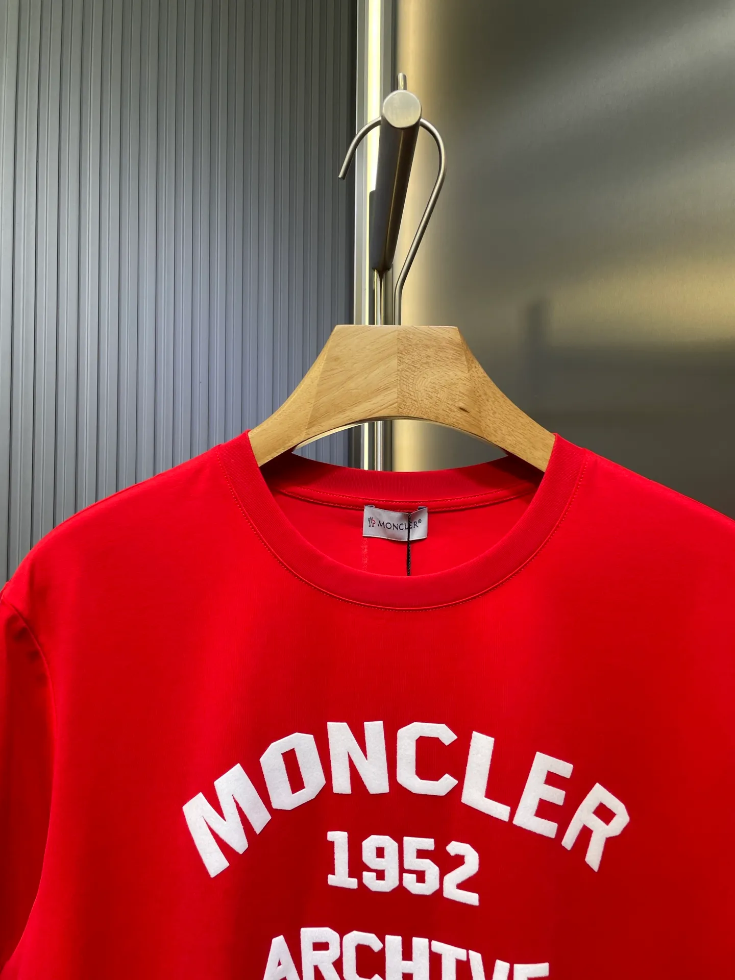 P290 moncler 🌟【Top original order】2025 spring and summer new letter flocked printed short-sleeved T-shirt; customized 80-count double-strand mercerized long-staple cotton fabric, comfortable, soft and delicate! The lower side of the row of letters on the chest is a flocking print design with a duck hollow design, and the cuffs are designed with a wool duck badge badge design, all three standards are complete!  size：s-xxxl