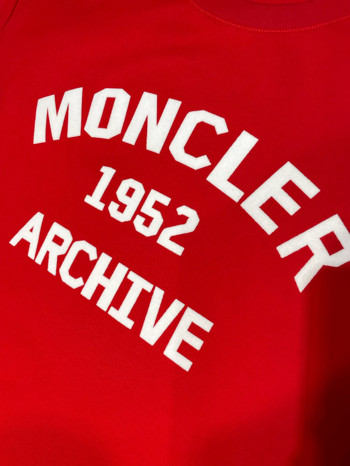 P290 moncler 🌟【Top original order】2025 spring and summer new letter flocked printed short-sleeved T-shirt; customized 80-count double-strand mercerized long-staple cotton fabric, comfortable, soft and delicate! The lower side of the row of letters on the chest is a flocking print design with a duck hollow design, and the cuffs are designed with a wool duck badge badge design, all three standards are complete!  size：s-xxxl