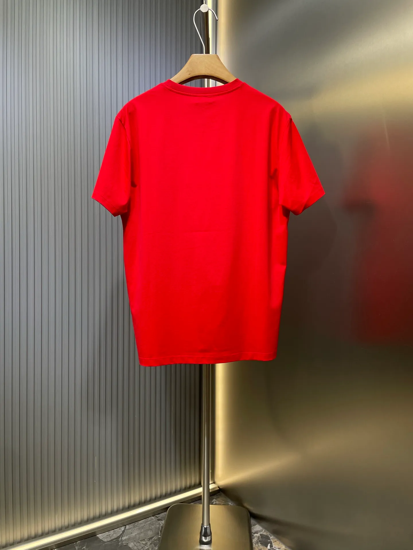 P290 moncler 🌟【Top original order】2025 spring and summer new letter flocked printed short-sleeved T-shirt; customized 80-count double-strand mercerized long-staple cotton fabric, comfortable, soft and delicate! The lower side of the row of letters on the chest is a flocking print design with a duck hollow design, and the cuffs are designed with a wool duck badge badge design, all three standards are complete!  size：s-xxxl