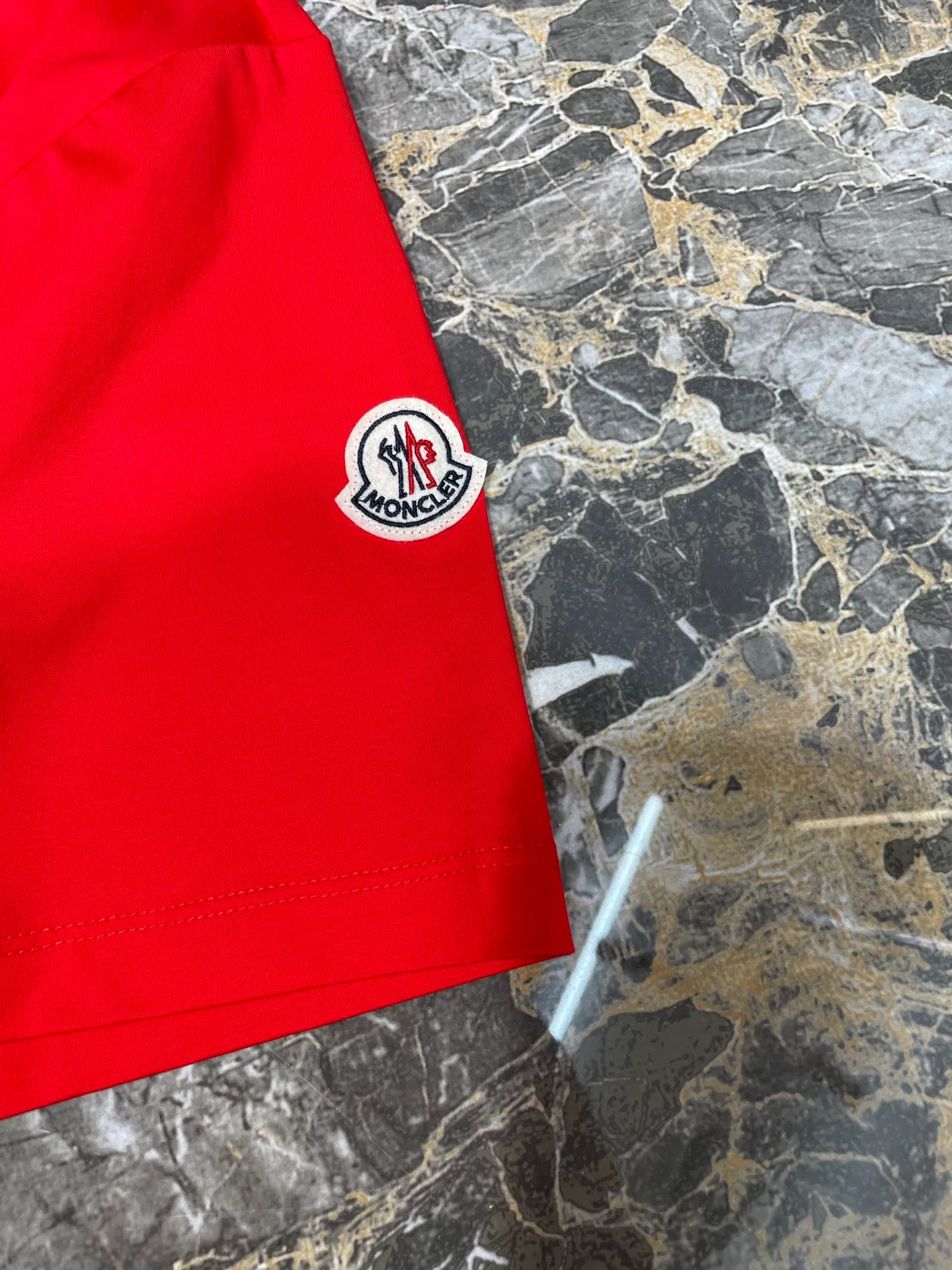 P290 moncler 🌟【Top original order】2025 spring and summer new letter flocked printed short-sleeved T-shirt; customized 80-count double-strand mercerized long-staple cotton fabric, comfortable, soft and delicate! The lower side of the row of letters on the chest is a flocking print design with a duck hollow design, and the cuffs are designed with a wool duck badge badge design, all three standards are complete!  size：s-xxxl