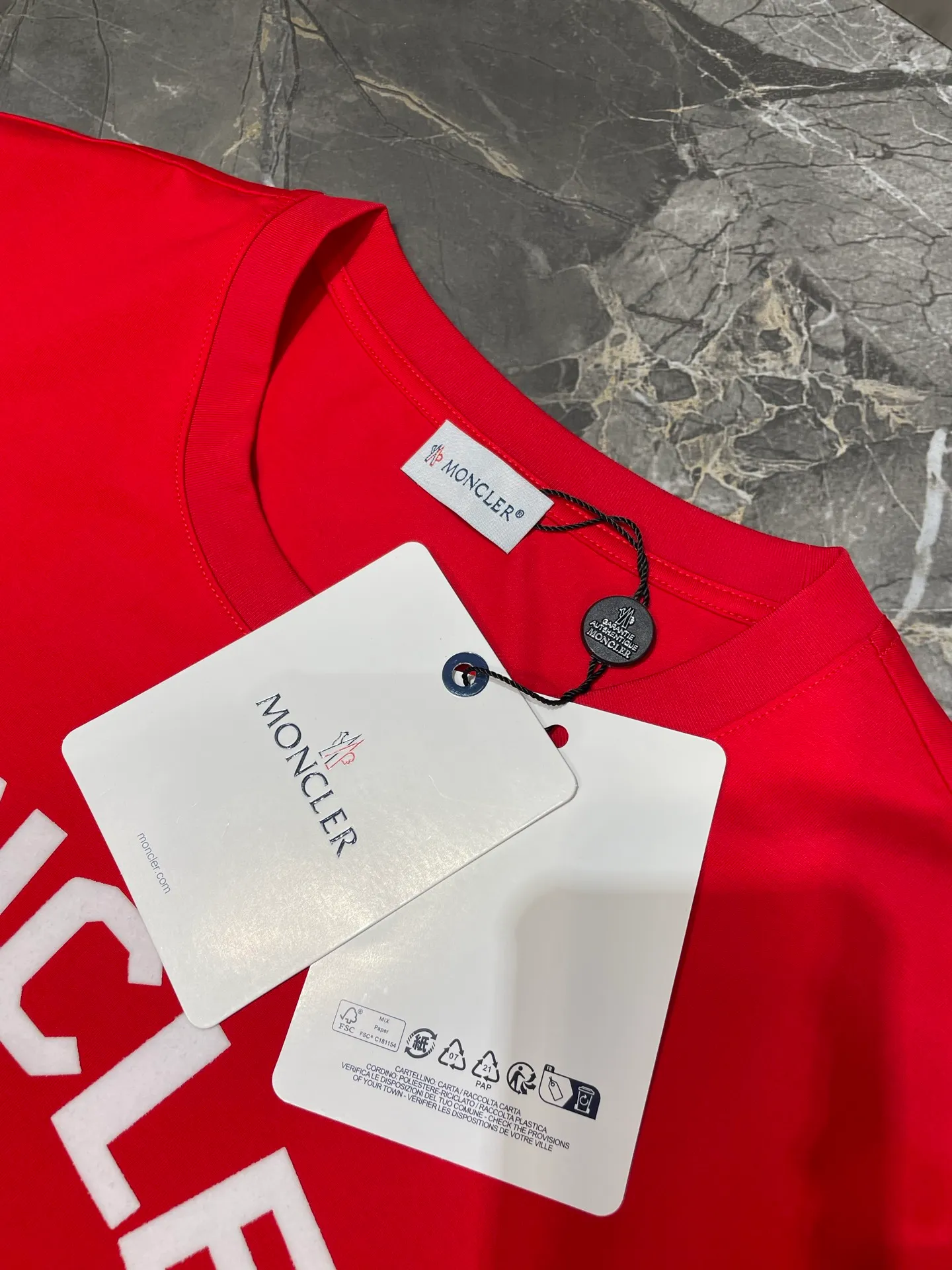 P290 moncler 🌟【Top original order】2025 spring and summer new letter flocked printed short-sleeved T-shirt; customized 80-count double-strand mercerized long-staple cotton fabric, comfortable, soft and delicate! The lower side of the row of letters on the chest is a flocking print design with a duck hollow design, and the cuffs are designed with a wool duck badge badge design, all three standards are complete!  size：s-xxxl