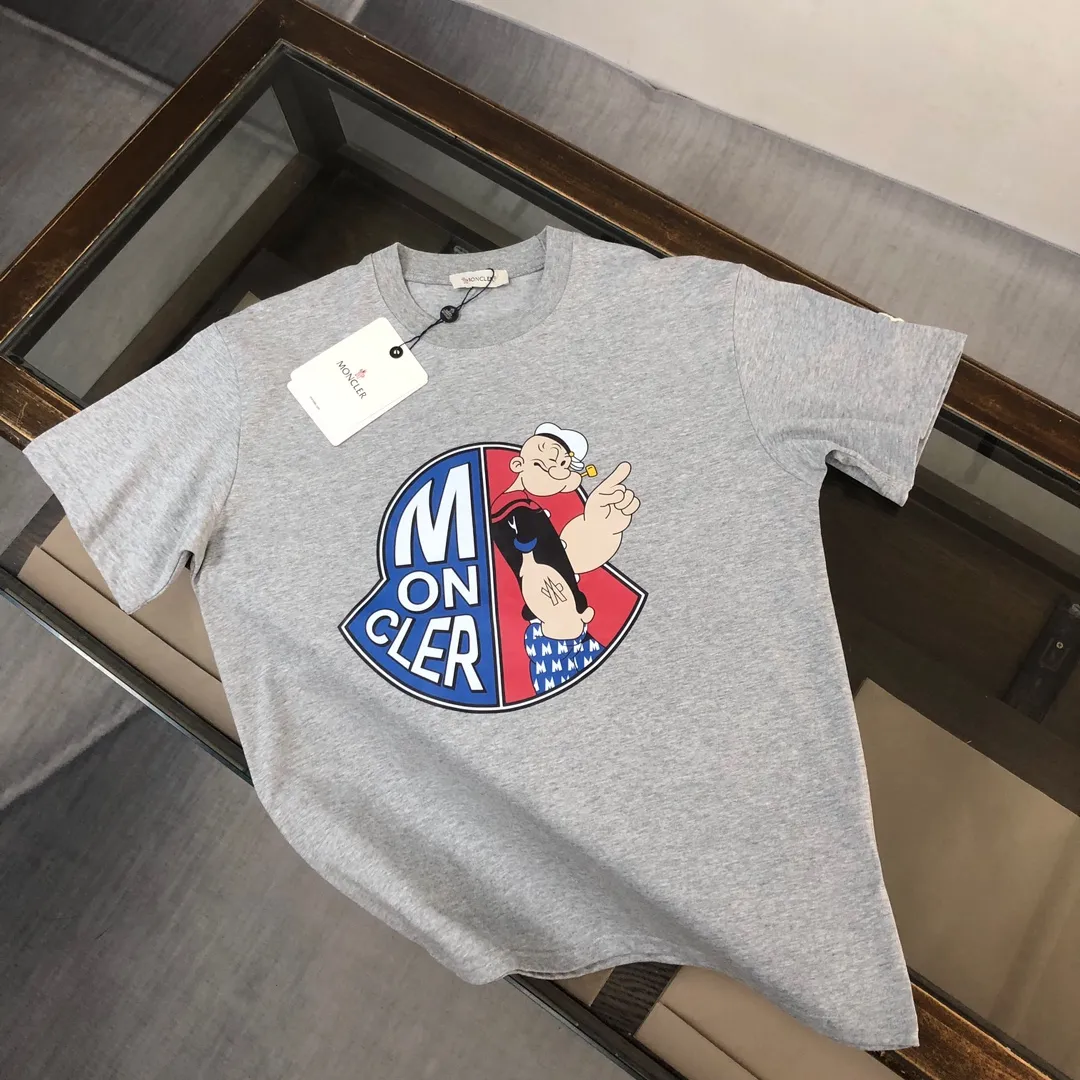 P150 MONCLER 24 The latest short-sleeved T-shirt for couples ~ Top-notch printed logo design ~ The fabric upper body is comfortable and breathable, not stiff, slim cut, made of high-end custom-made pure cotton fabric! The upper body is comfortable and stylish, and it can be worn alone as an inner layer. It is a must-have for fashionistas! ! ! Color: black, white, sapphire blue, gray Size: S M L XL (loose fit! Please state your height and weight when placing an order)