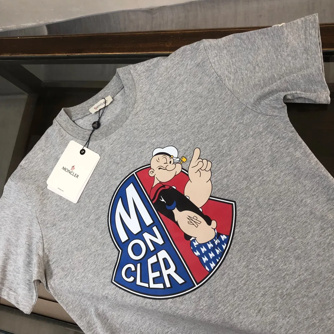 P150 MONCLER 24 The latest short-sleeved T-shirt for couples ~ Top-notch printed logo design ~ The fabric upper body is comfortable and breathable, not stiff, slim cut, made of high-end custom-made pure cotton fabric! The upper body is comfortable and stylish, and it can be worn alone as an inner layer. It is a must-have for fashionistas! ! ! Color: black, white, sapphire blue, gray Size: S M L XL (loose fit! Please state your height and weight when placing an order)