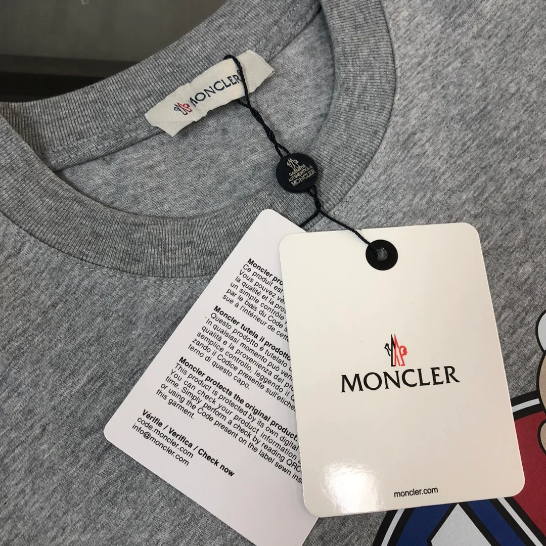 P150 MONCLER 24 The latest short-sleeved T-shirt for couples ~ Top-notch printed logo design ~ The fabric upper body is comfortable and breathable, not stiff, slim cut, made of high-end custom-made pure cotton fabric! The upper body is comfortable and stylish, and it can be worn alone as an inner layer. It is a must-have for fashionistas! ! ! Color: black, white, sapphire blue, gray Size: S M L XL (loose fit! Please state your height and weight when placing an order)