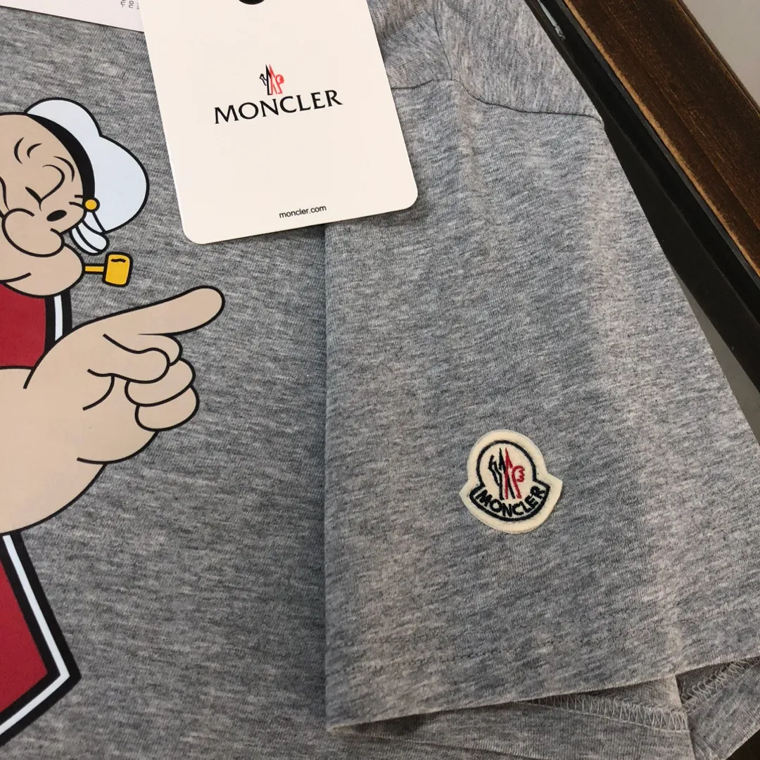 P150 MONCLER 24 The latest short-sleeved T-shirt for couples ~ Top-notch printed logo design ~ The fabric upper body is comfortable and breathable, not stiff, slim cut, made of high-end custom-made pure cotton fabric! The upper body is comfortable and stylish, and it can be worn alone as an inner layer. It is a must-have for fashionistas! ! ! Color: black, white, sapphire blue, gray Size: S M L XL (loose fit! Please state your height and weight when placing an order)