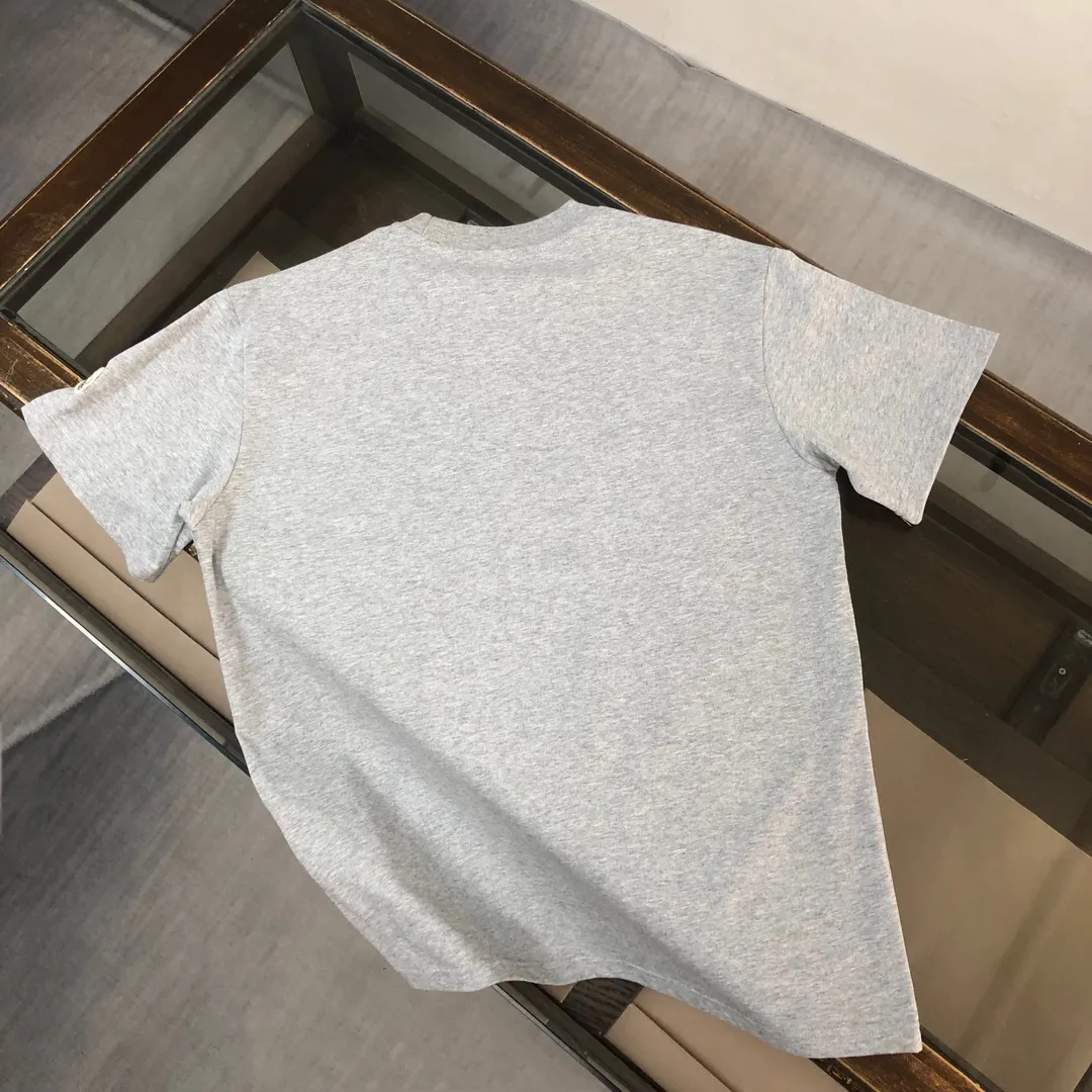 P150 MONCLER 24 The latest short-sleeved T-shirt for couples ~ Top-notch printed logo design ~ The fabric upper body is comfortable and breathable, not stiff, slim cut, made of high-end custom-made pure cotton fabric! The upper body is comfortable and stylish, and it can be worn alone as an inner layer. It is a must-have for fashionistas! ! ! Color: black, white, sapphire blue, gray Size: S M L XL (loose fit! Please state your height and weight when placing an order)