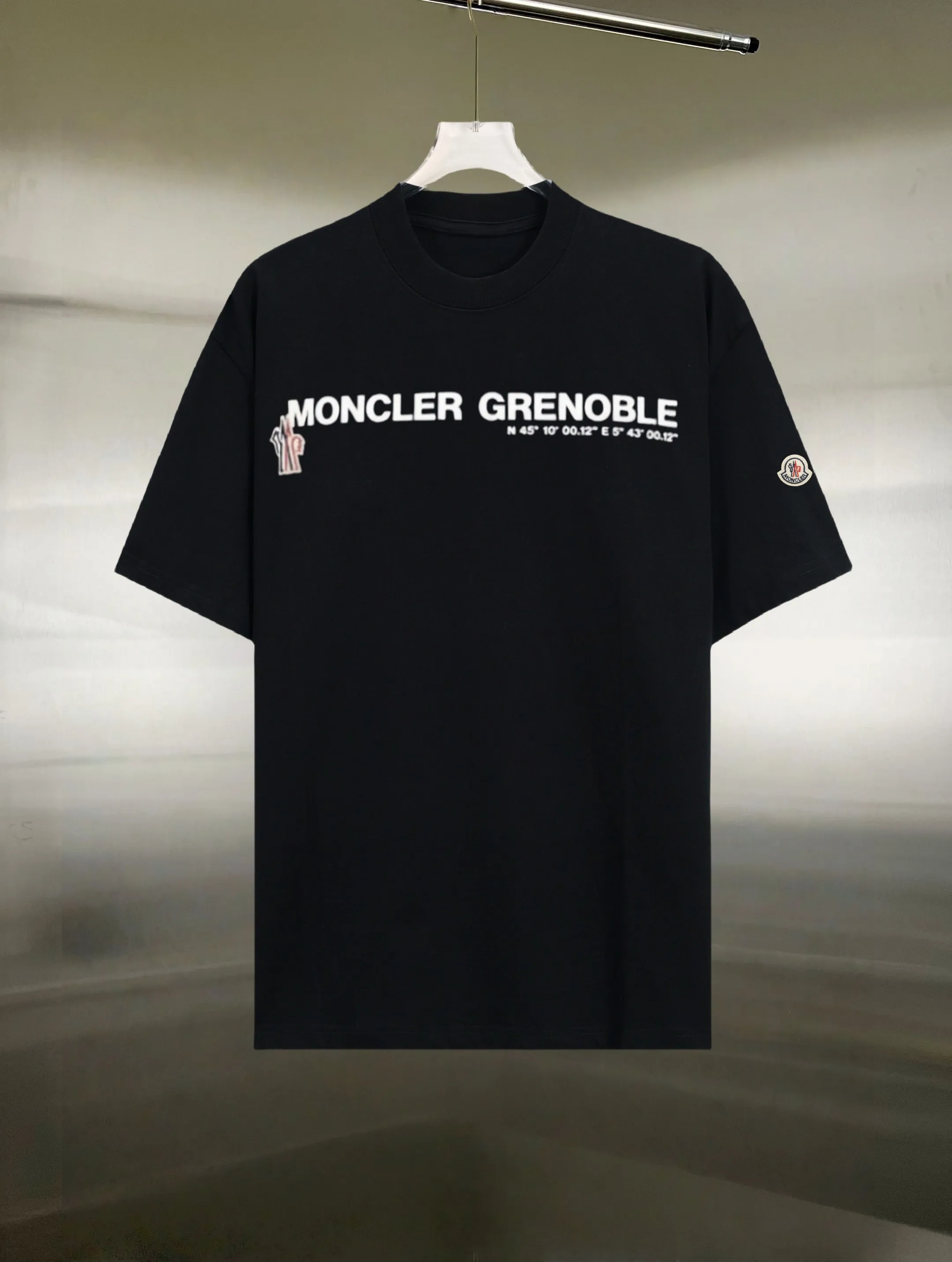 P130 Style: Moncler/muzzled short-sleeved T-shirt Fabric: 300g double yarn 100% cotton Rib: 320g Solona Process: Printing Color: White Black Size: S M L XL XXL No gender distinction, same style for men and women